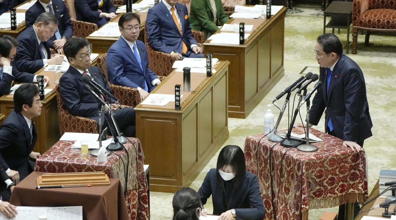 衆院予算委で、立憲民主党の山井和則氏（左手前）の質問に答弁する岸田首相（共同）