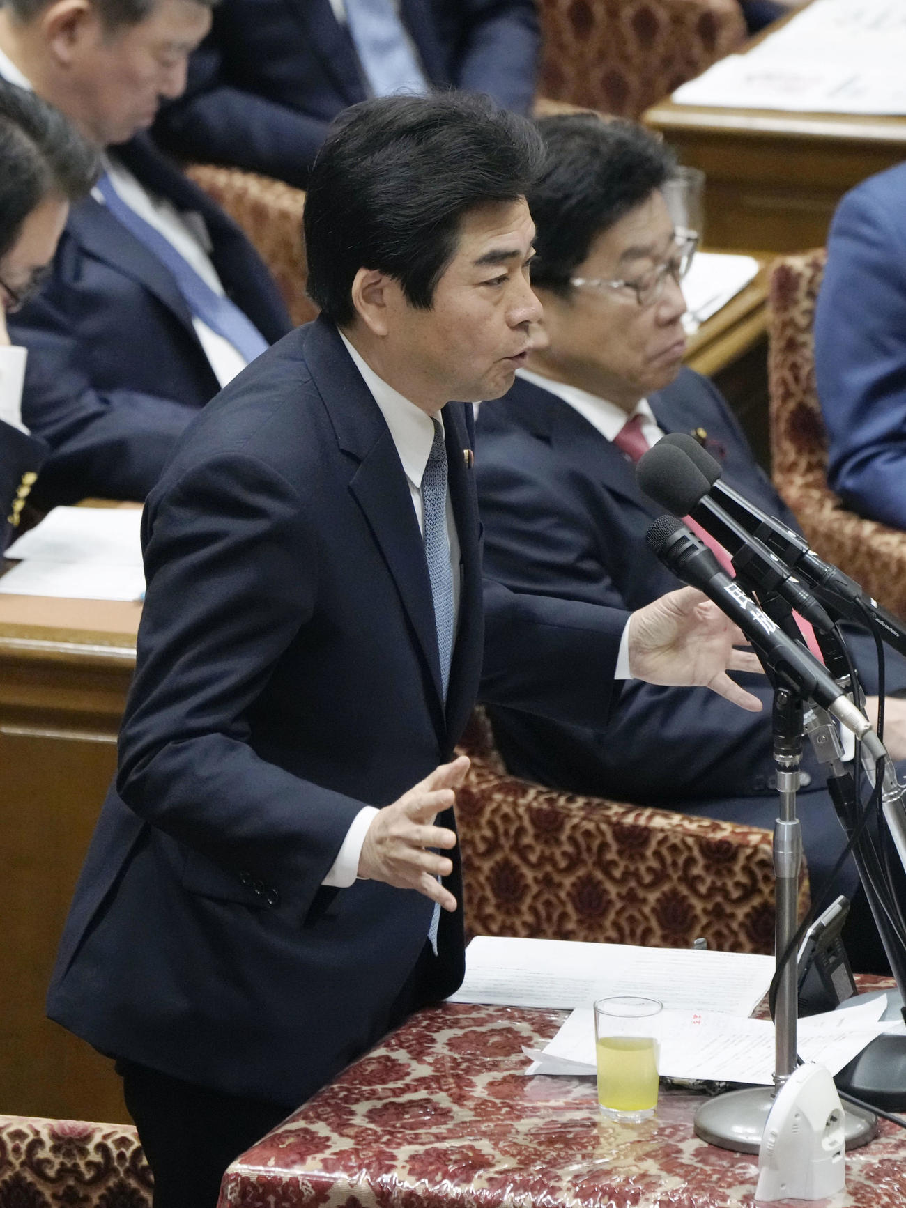 衆院予算委で質問する立憲民主党の山井和則氏（共同）