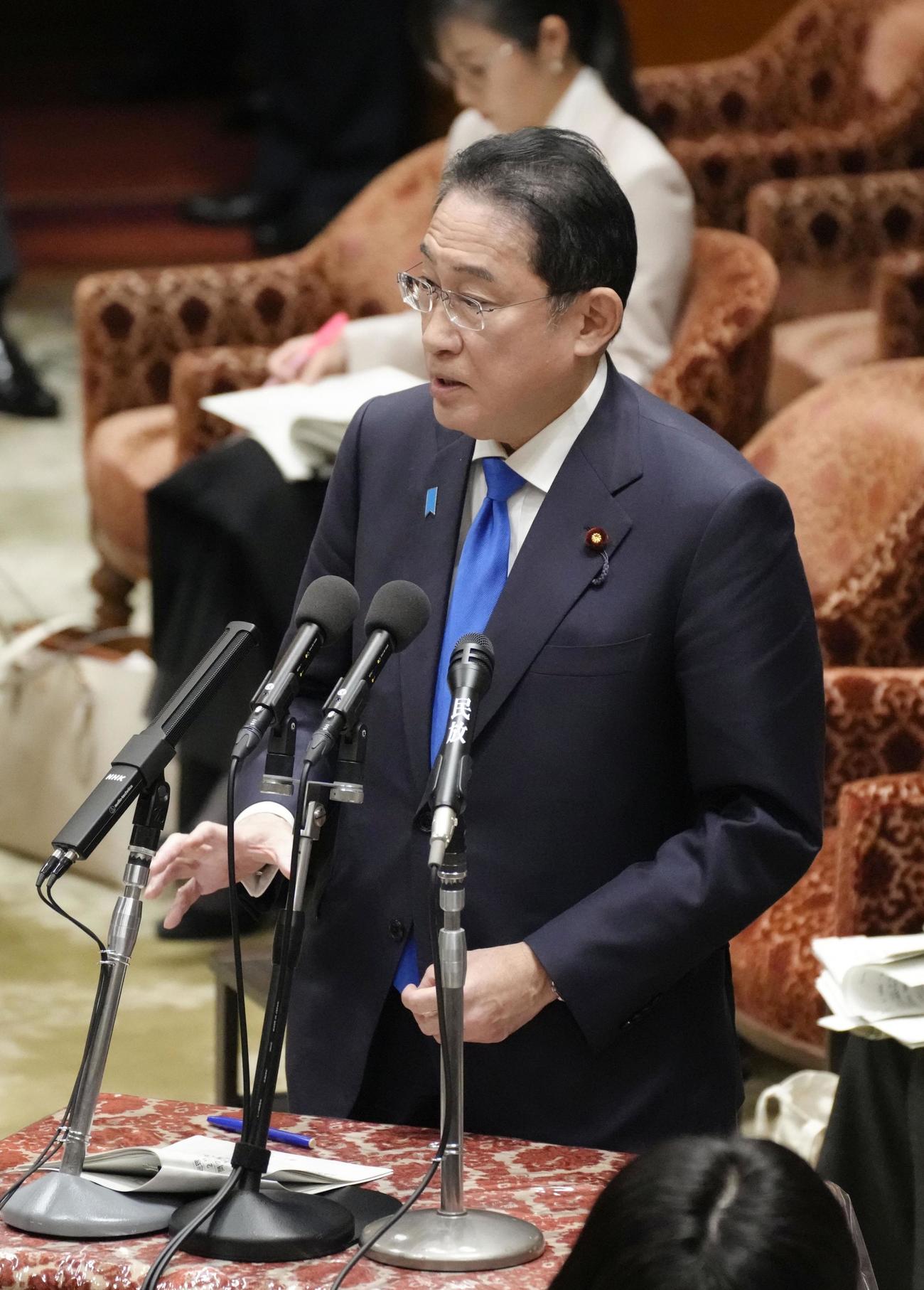 衆院予算委で答弁する岸田首相（共同）