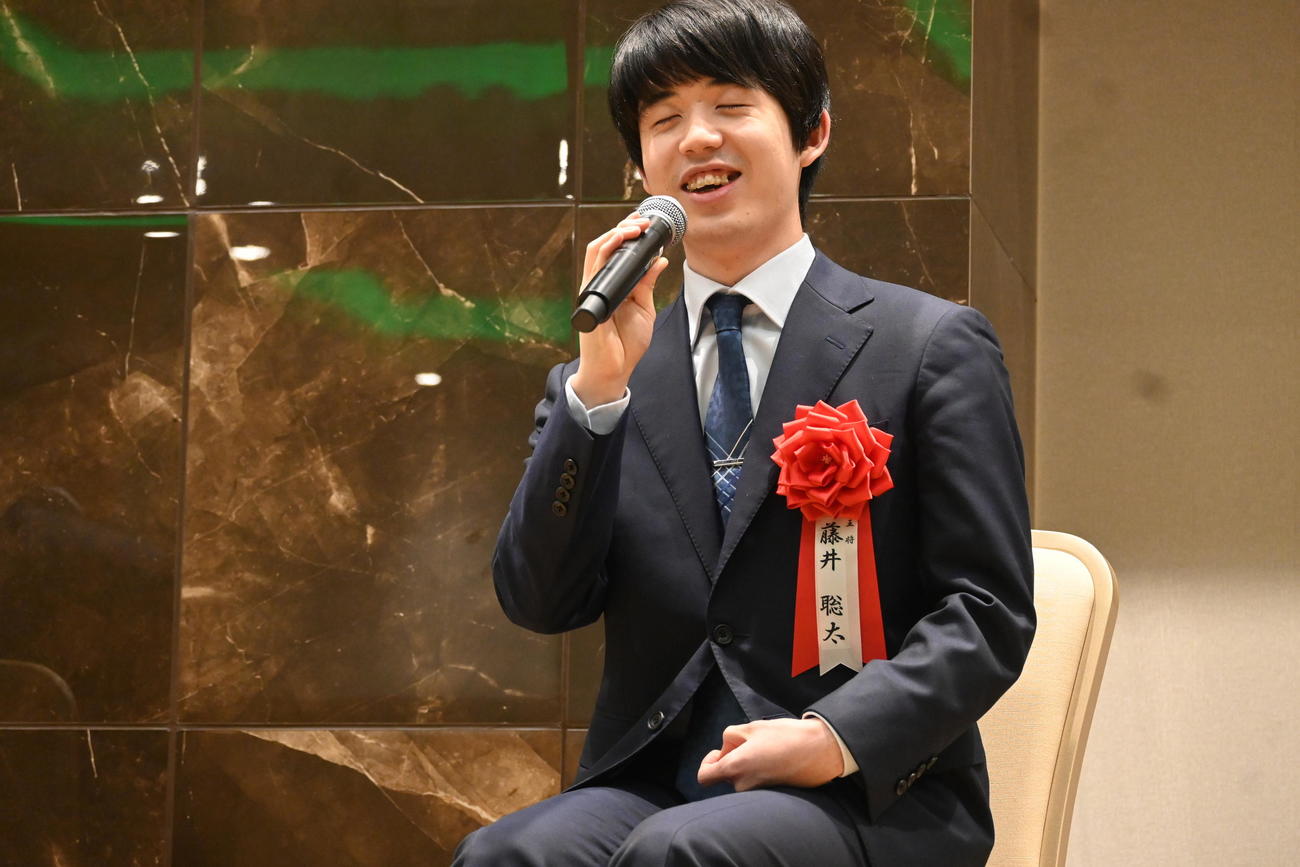 高槻市で行われた「祝う会」でトークショーを行った藤井聡太王将（撮影・松浦隆司）