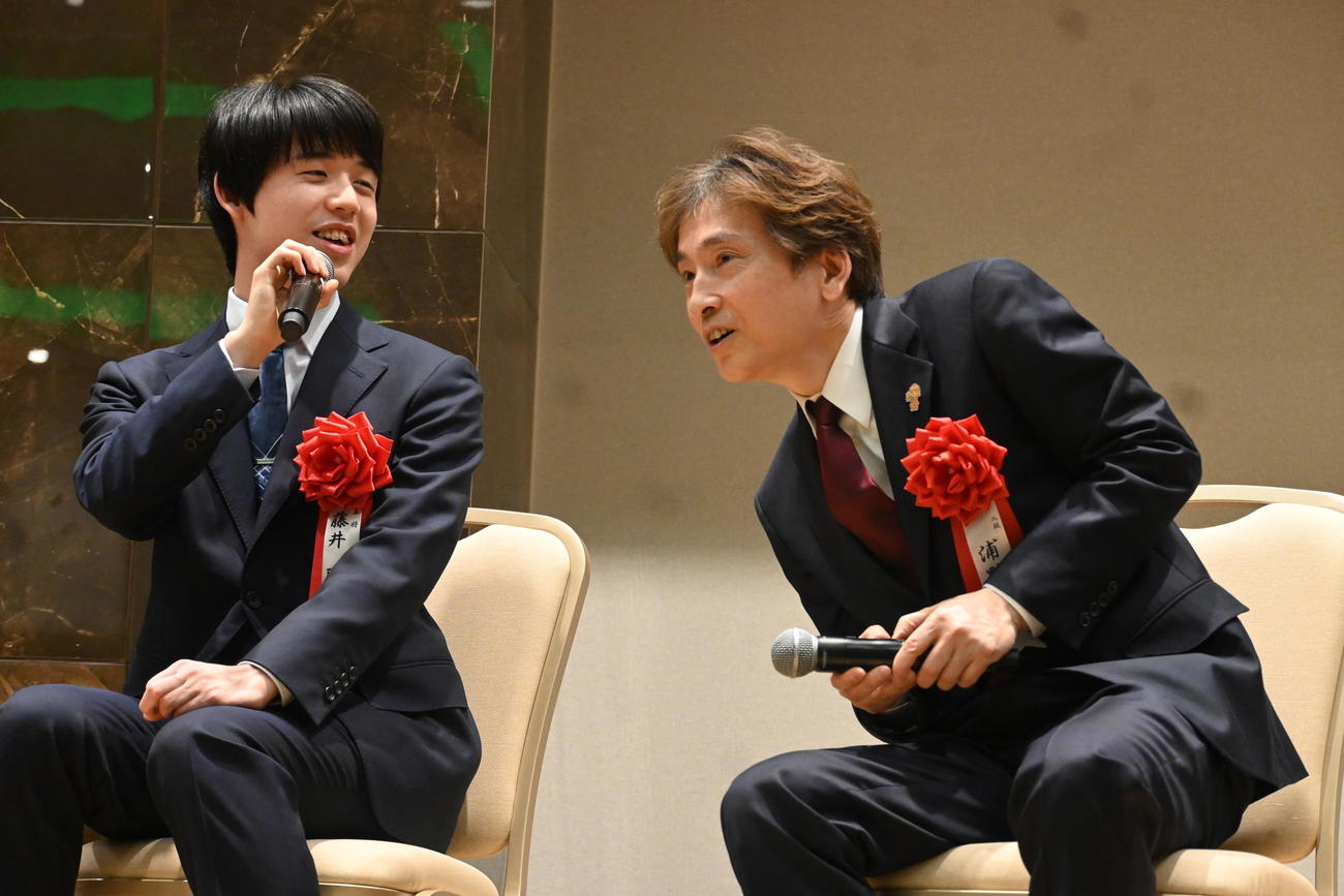 高槻市で行われた「祝う会」でトークショーで浦野真彦八段（右）の質問に答える藤井聡太王将（撮影・松浦隆司）