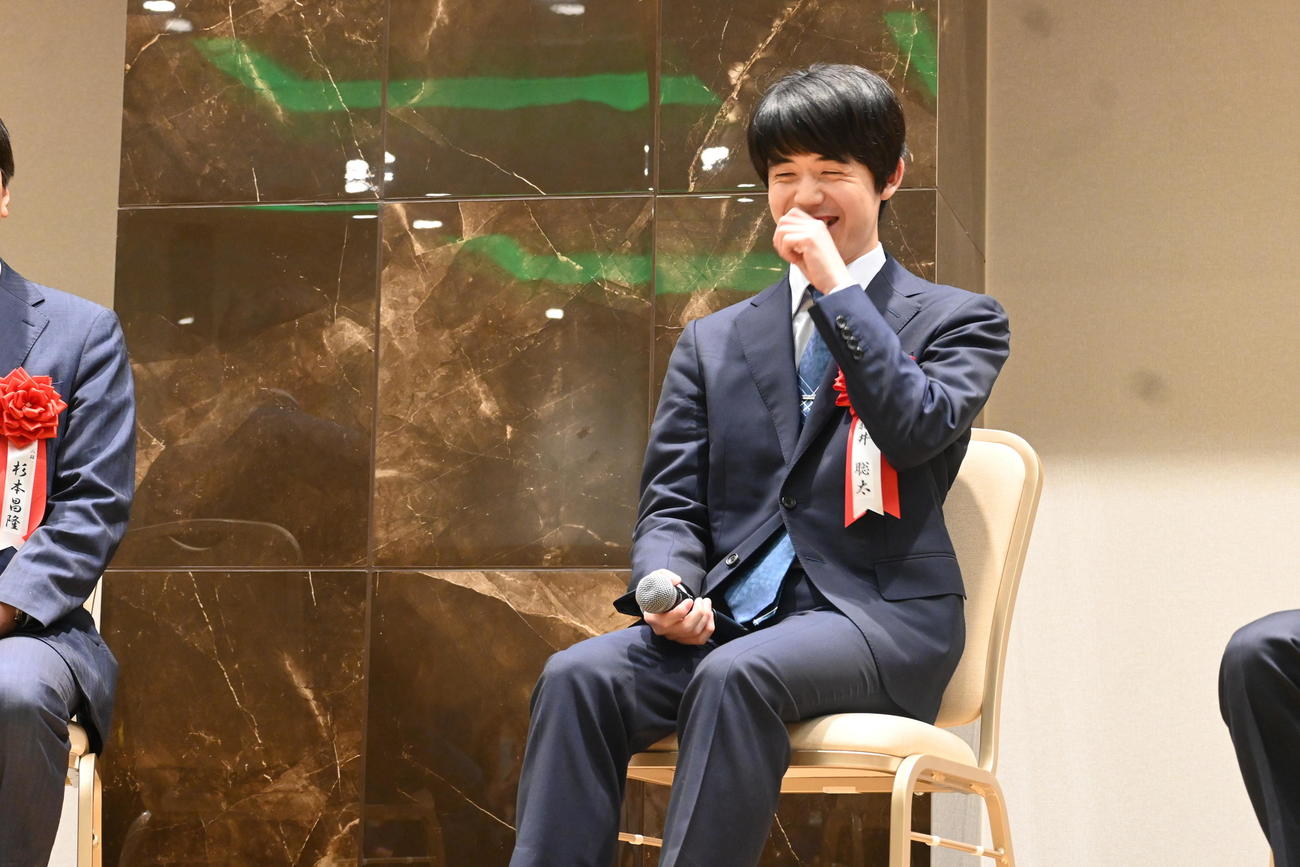 高槻市で行われた「祝う会」でトークショーを行った藤井聡太王将（撮影・松浦隆司）