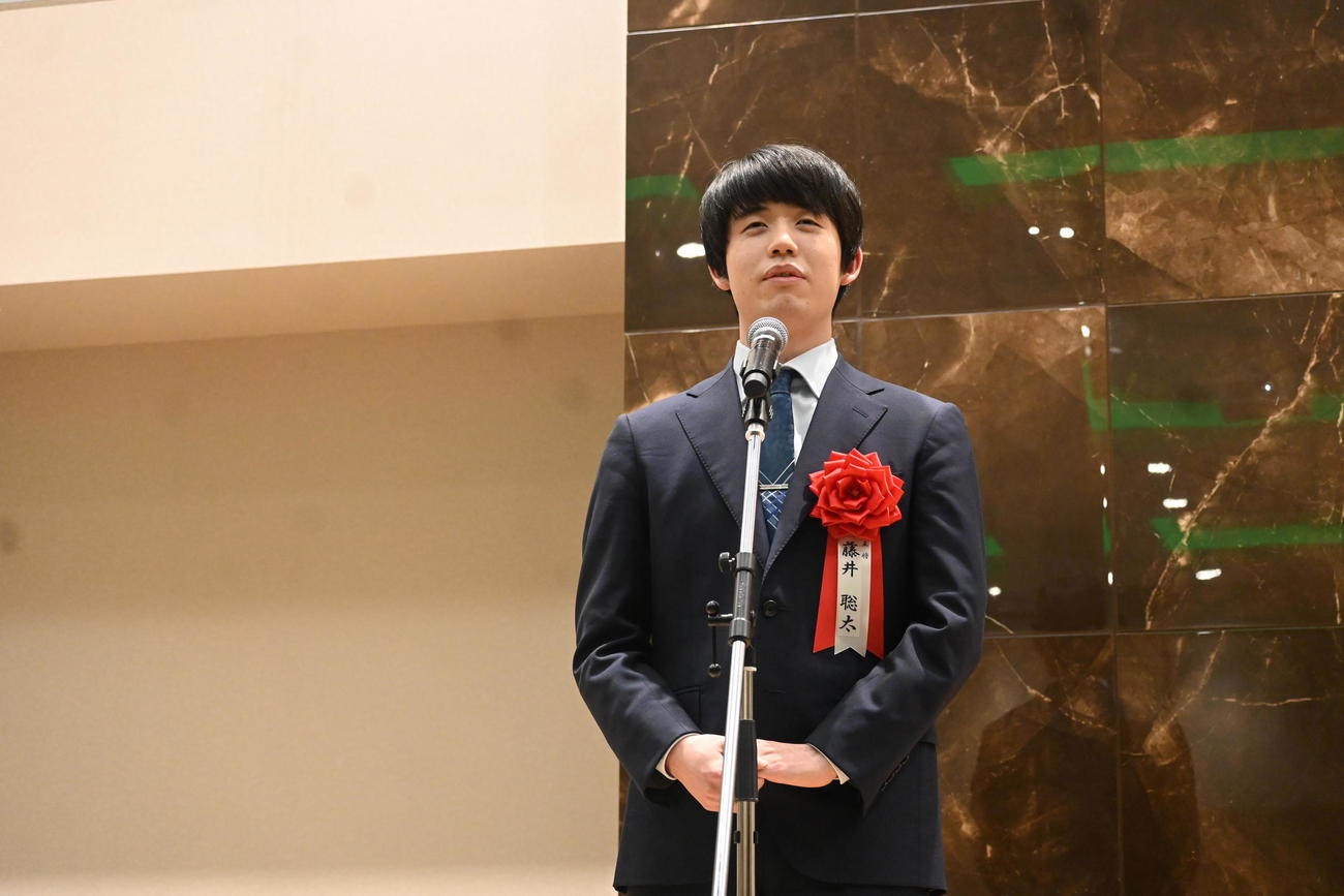 高槻市で行われた「祝う会」であいさつをする藤井聡太王将（撮影・松浦隆司）
