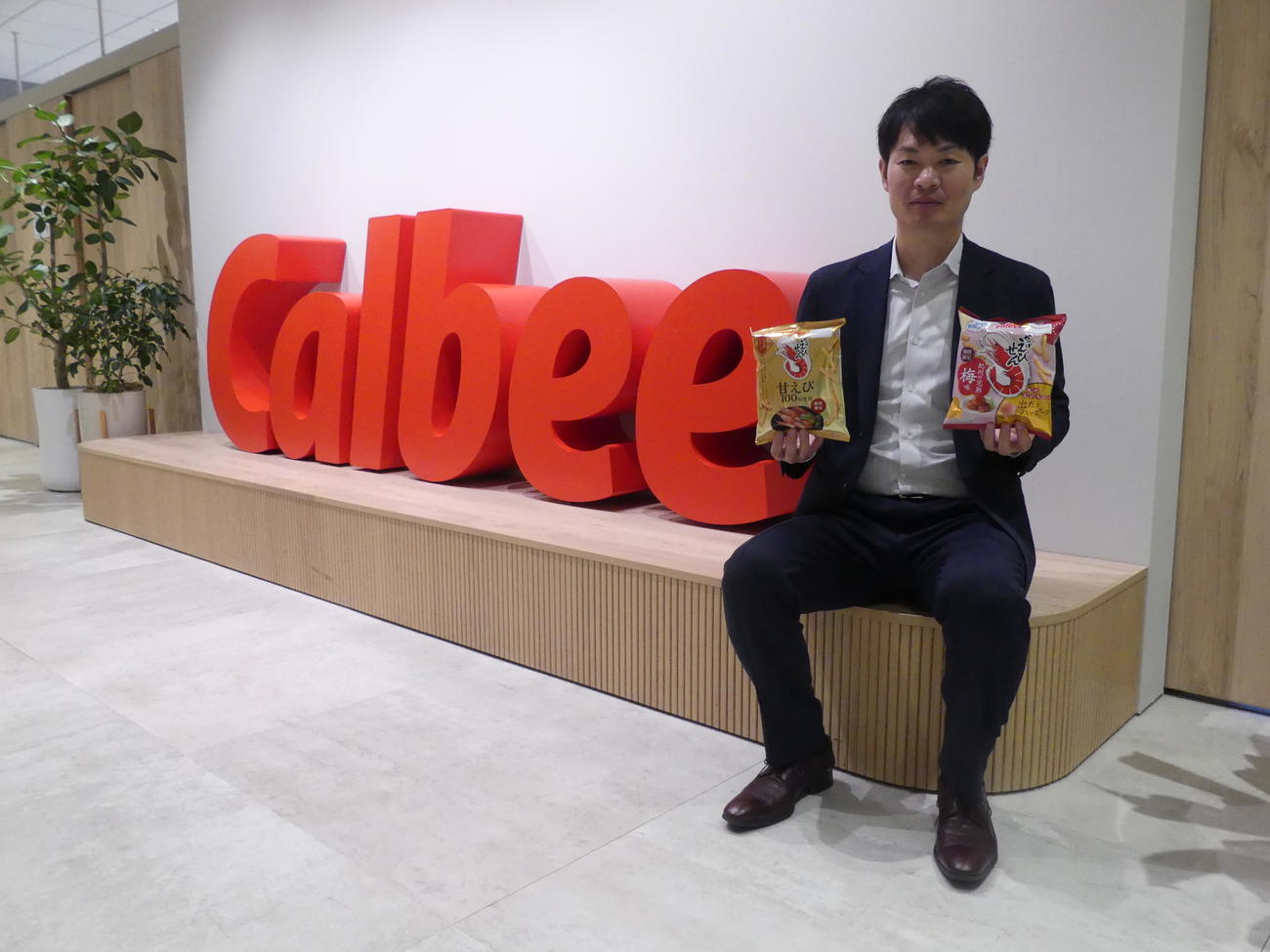 かっぱえびせん60周年について語るカルビーの塩崎高広氏（撮影・中山知子）