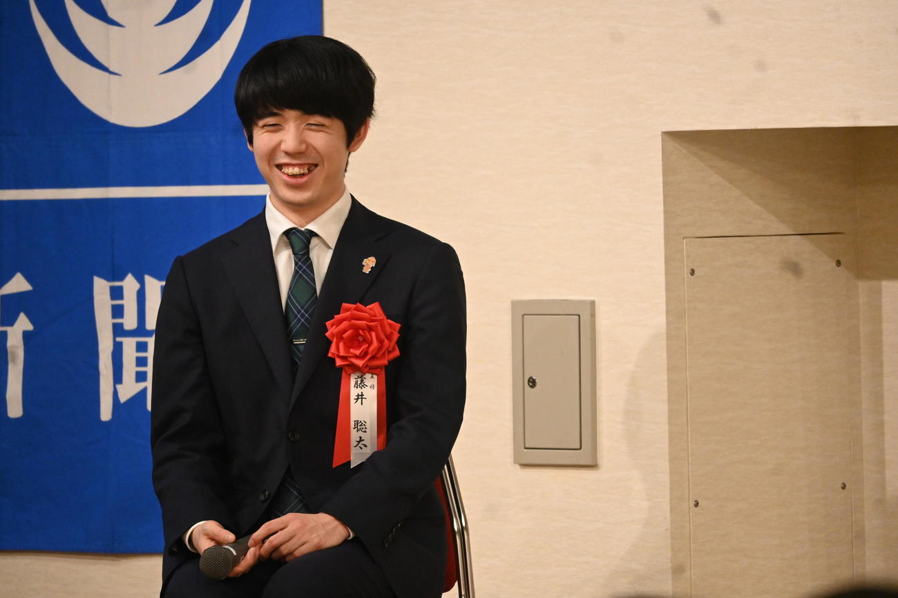 大阪府高槻市で行われた「第73期ALSOK杯王将戦　振り返り大盤解説会」でファンの質問に答える藤井聡太王将（撮影・松浦隆司）