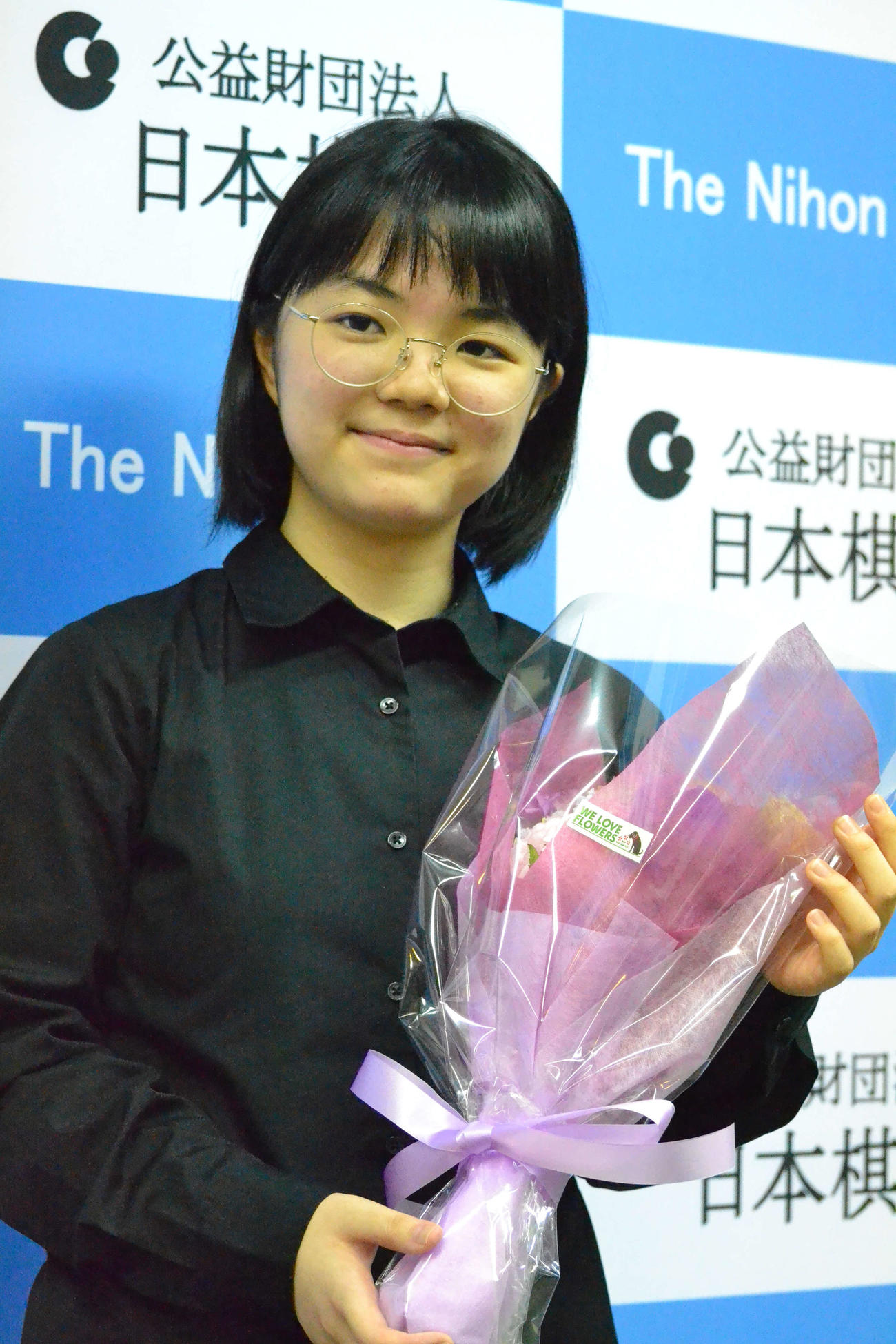 国内最終戦を白星で終えて花束を手にする仲邑菫三段