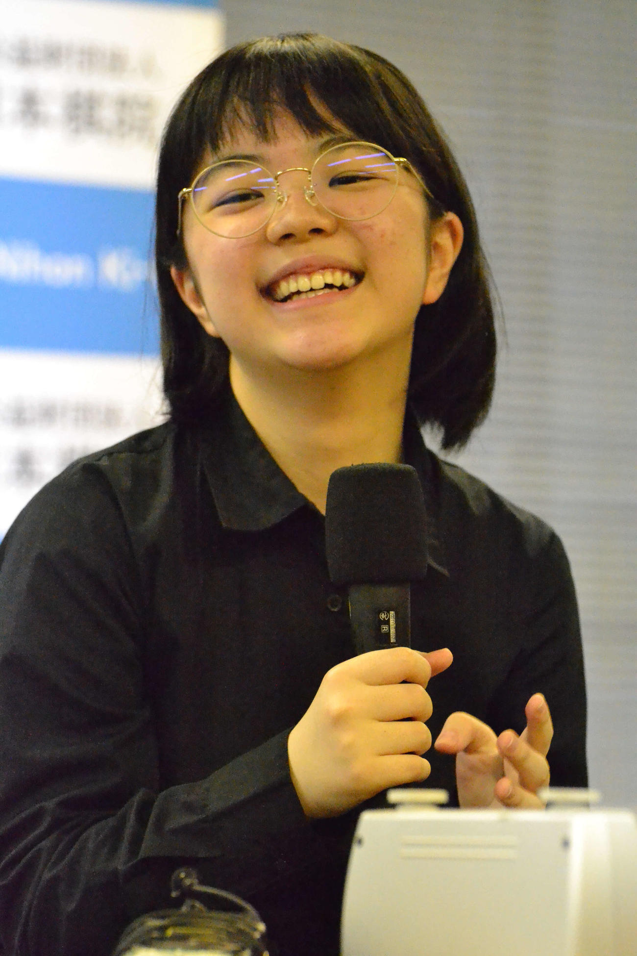 国内最終戦を白星で終えて笑顔で会見に応じる仲邑菫三段
