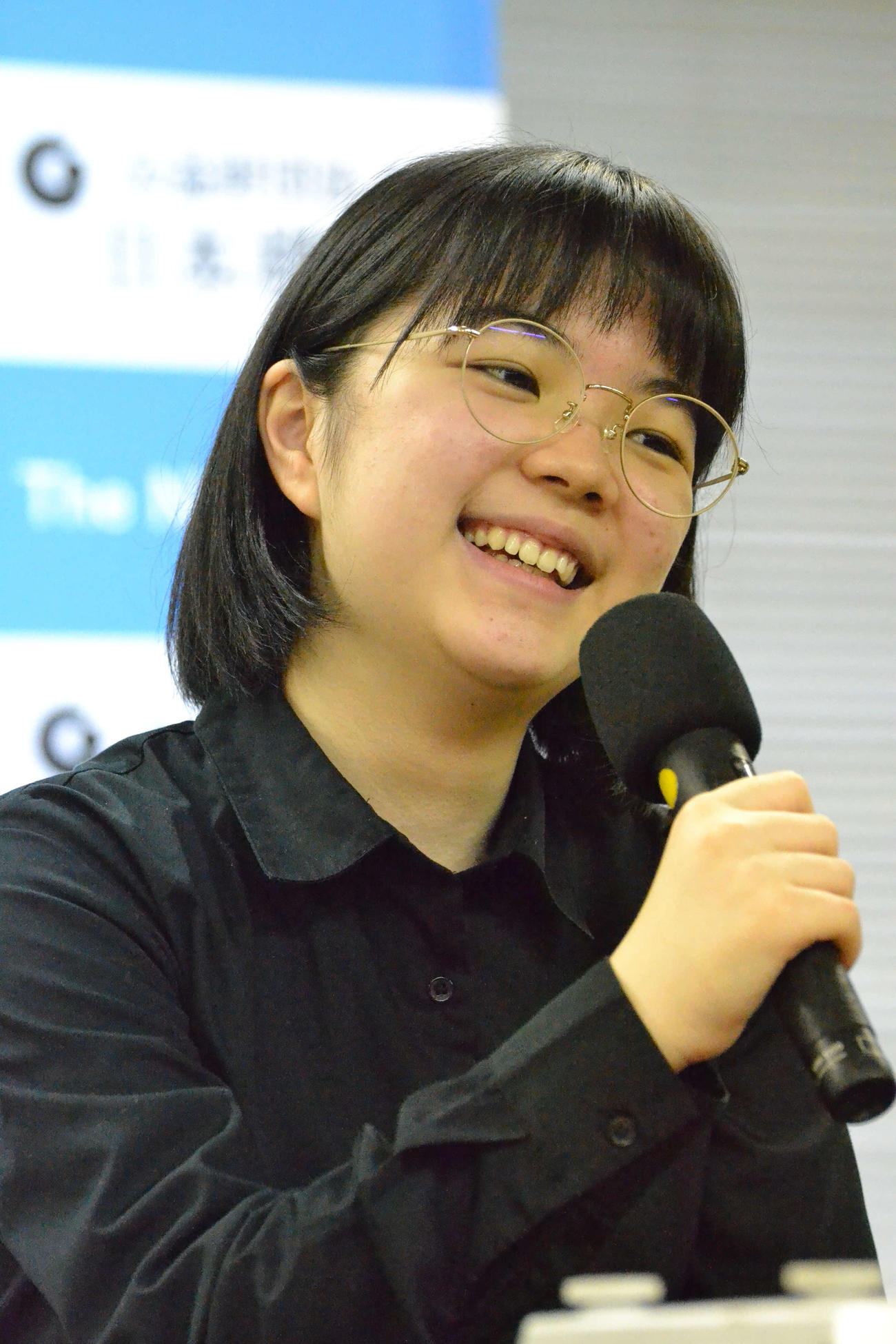 国内最終戦を白星で終えて笑顔で会見に応じる仲邑菫三段