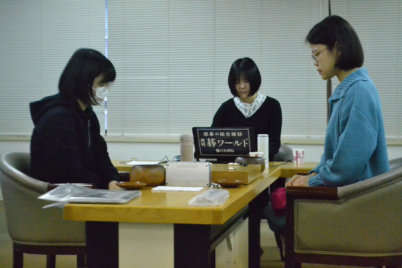 仲邑菫三段（左）は国内最後の対局となる女流名人戦挑決リーグの牛栄子扇興杯（右）戦に臨む