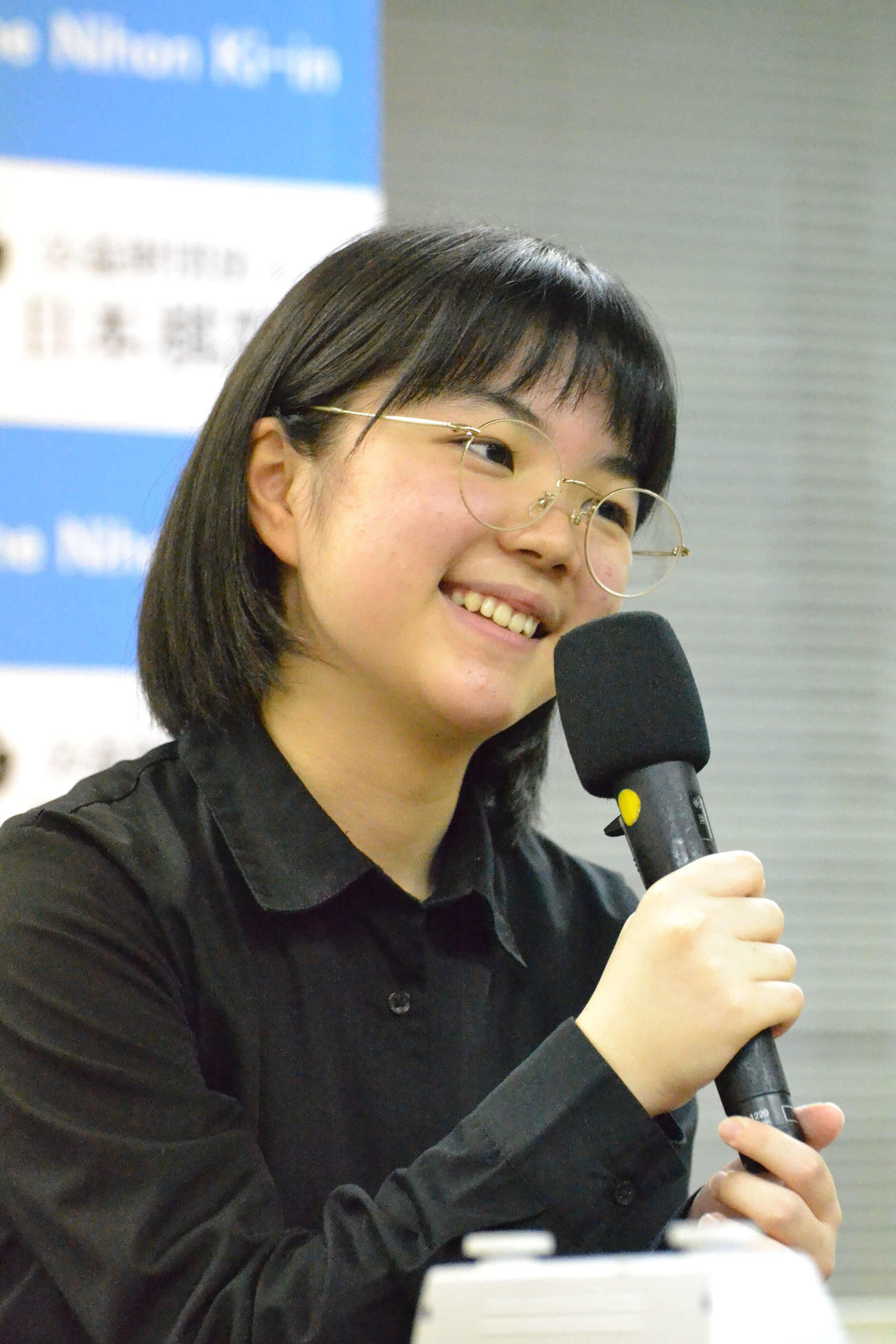 国内最終戦を白星で終えて笑顔で会見に応じる仲邑菫三段