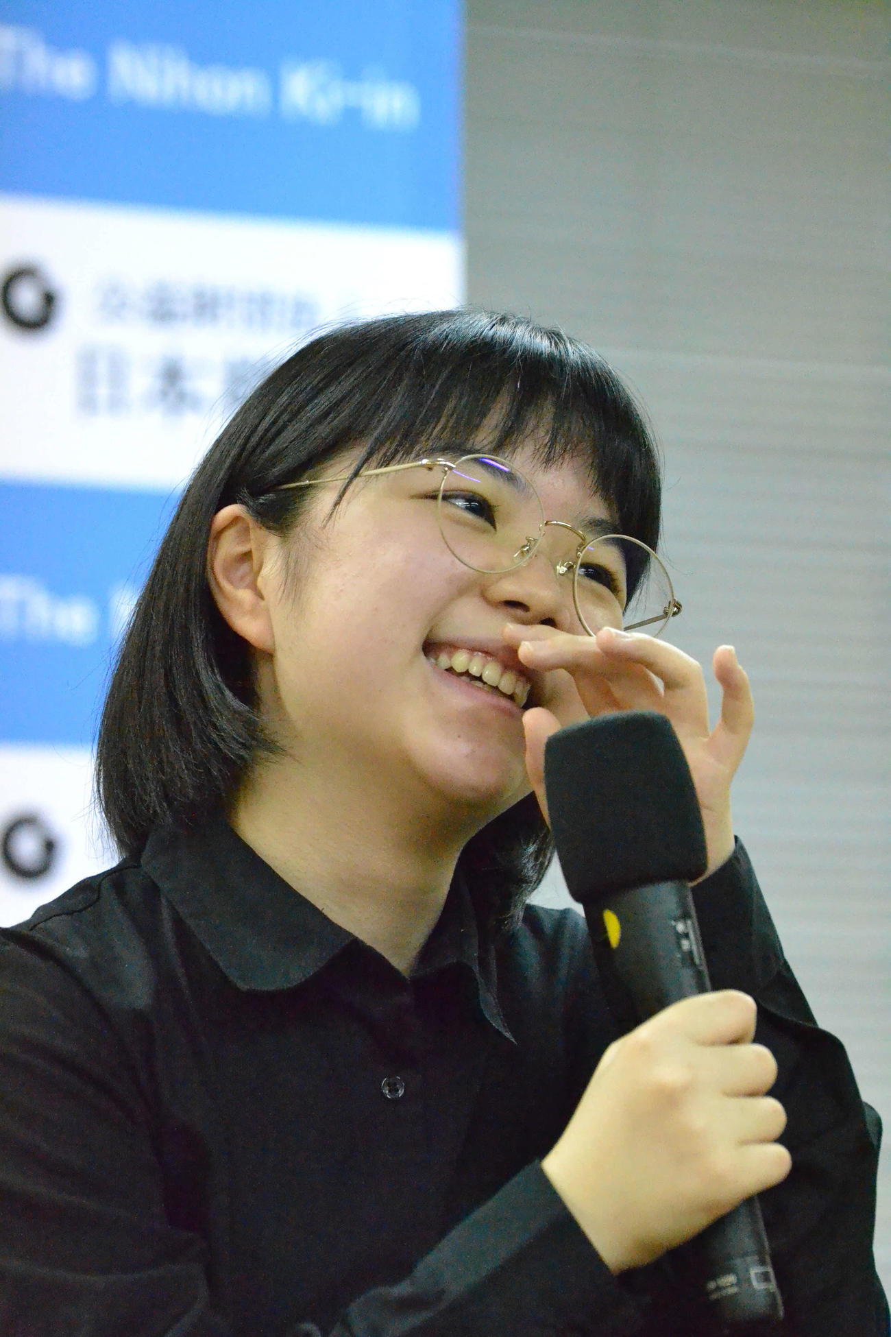 国内最終戦を白星で終えて笑顔で会見に応じる仲邑菫三段
