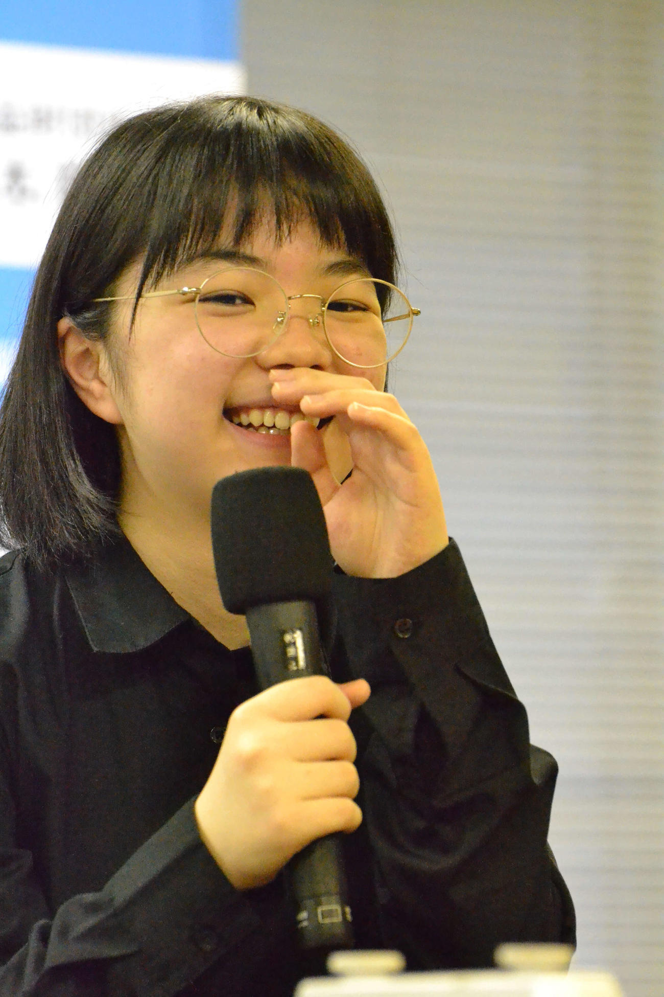 国内最終戦を白星で終えて笑顔で会見に応じる仲邑菫三段