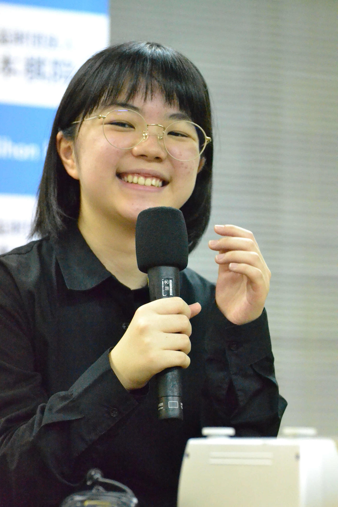 国内最終戦を白星で終えて笑顔で会見に応じる仲邑菫三段