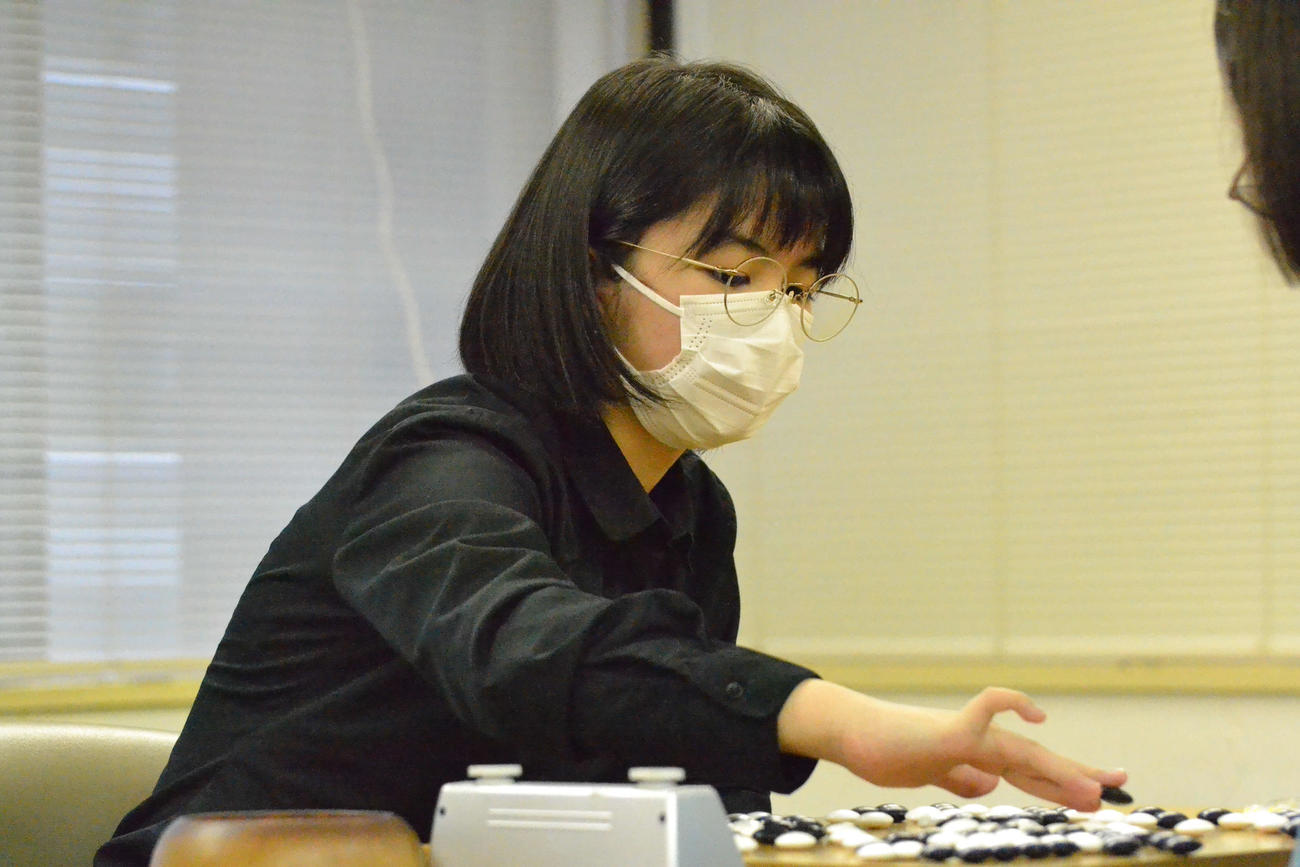 国内最終戦を白星で終えて検討を重ねる仲邑菫三段