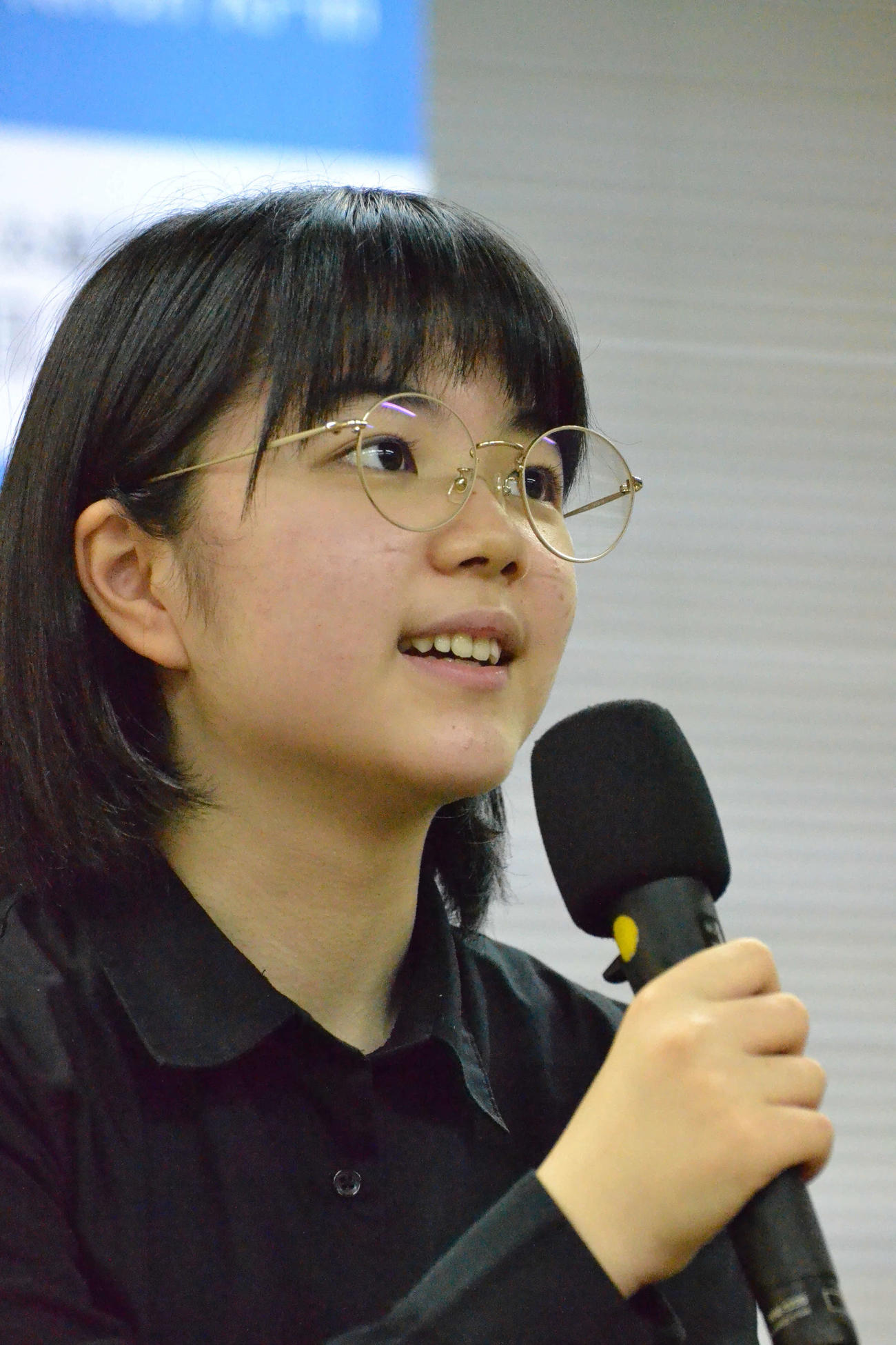 国内最終戦を白星で終えて笑顔で会見に応じる仲邑菫三段