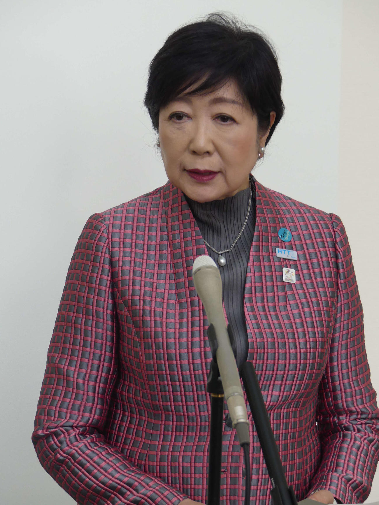 都議会本会議後、取材に応じる東京都の小池百合子知事（撮影・中山知子）