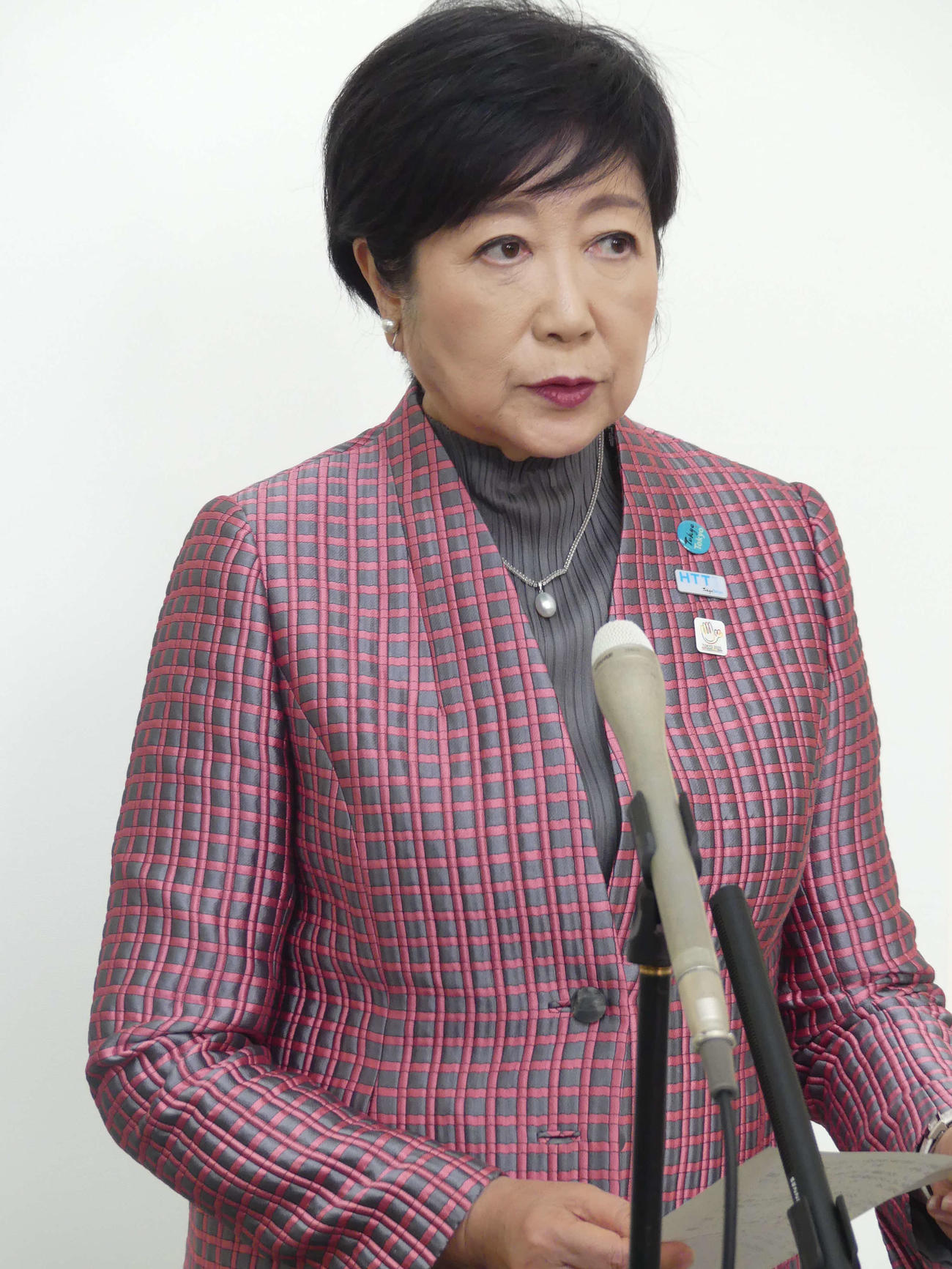 都議会本会議後、取材に応じる東京都の小池百合子知事（撮影・中山知子）