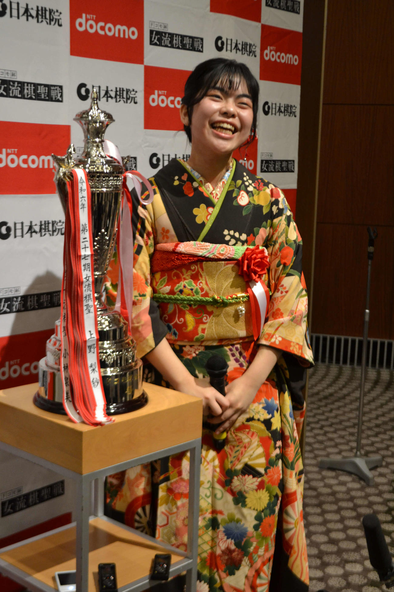 就位式の後に笑顔で共同会見に応じる上野梨紗女流棋聖