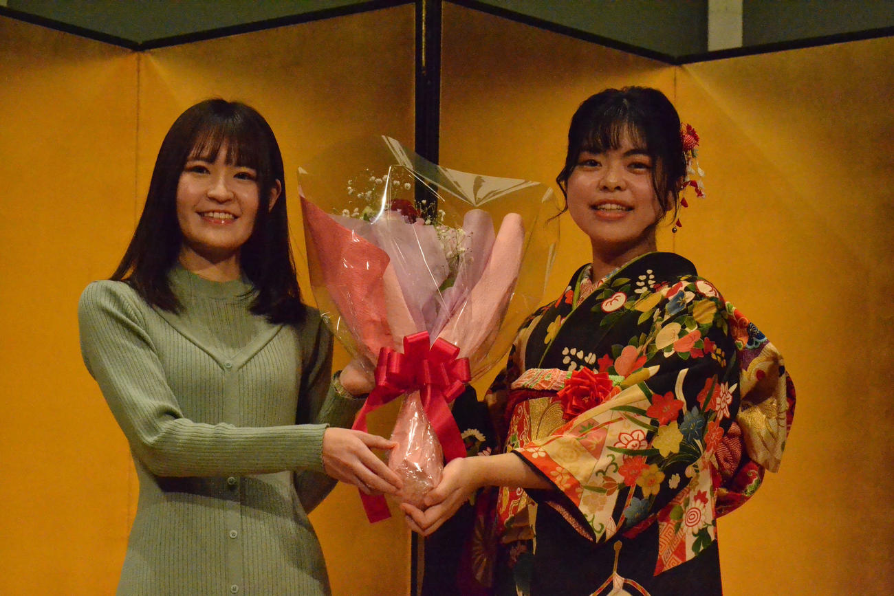 花束を贈呈した姉弟子の木部夏生三段（左）と撮影に応じる上野梨紗女流棋聖（右）