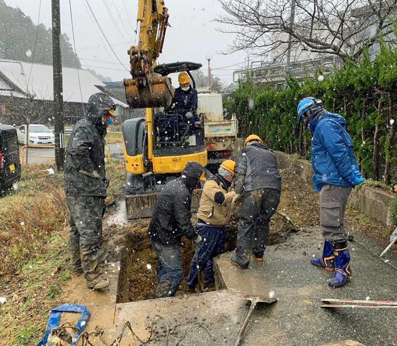 輪島市で行われている水道管路復旧作業。漏水箇所の補修工事（東京都水道局提供）
