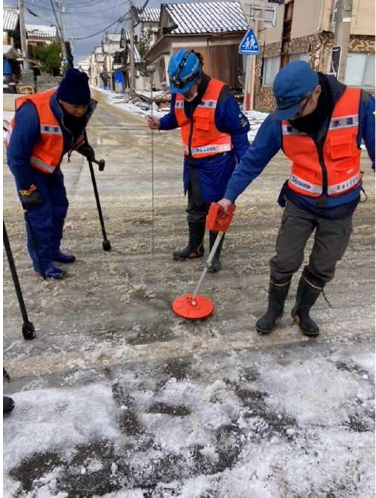 輪島市で行われている水道管路復旧作業。金属探知機による制水弁の捜索（東京都水道局提供）