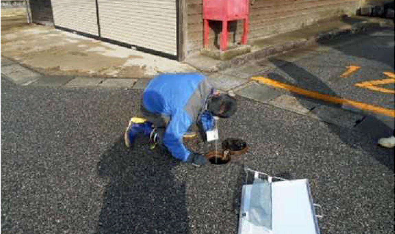 輪島市で行われている水道管路復旧作業。音聴棒による漏水確認。微妙な音で漏水の有無を確認する（東京都水道局提供）