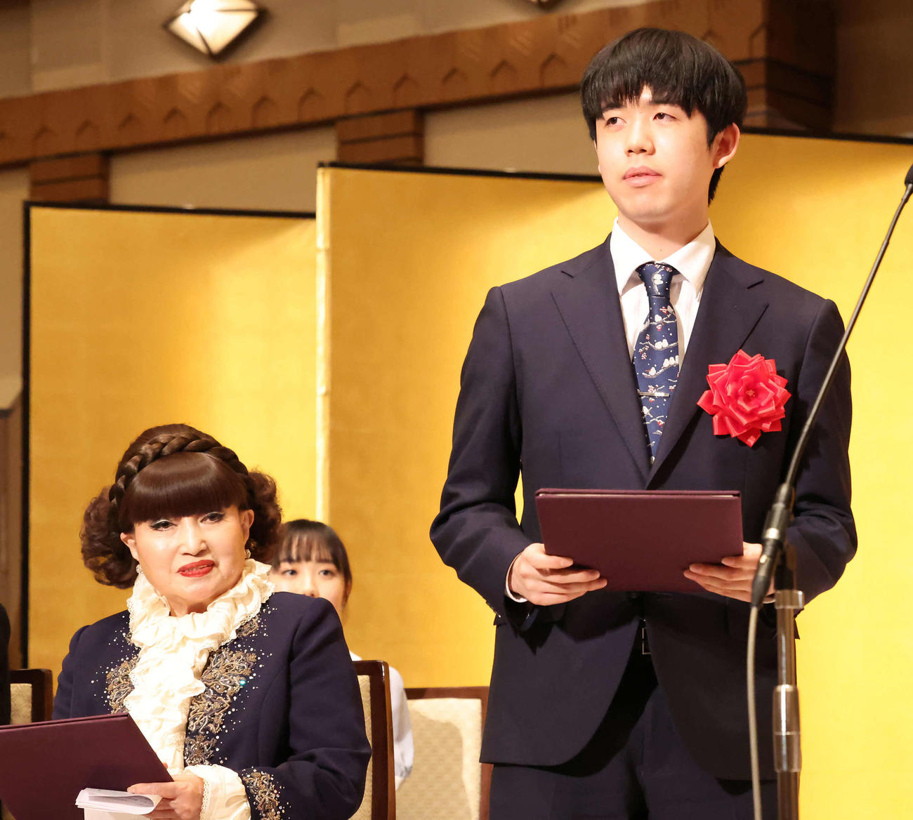 野間出版文化賞を受賞した藤井聡太8冠と黒柳徹子（2023年撮影）