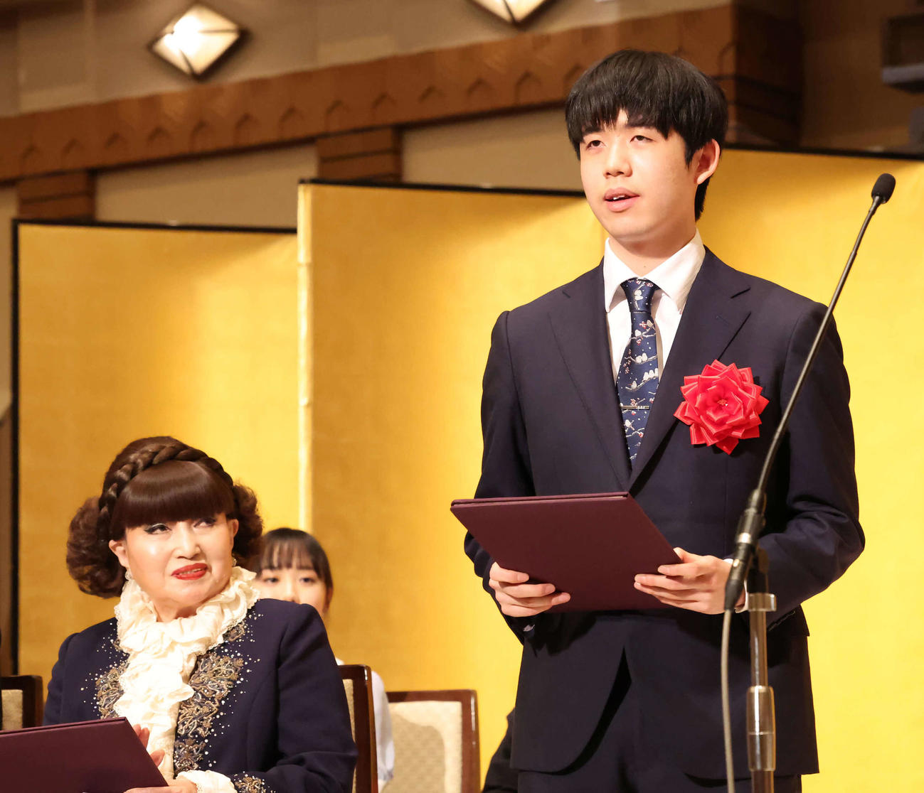 藤井聡太8冠。左は黒柳徹子（2023年12月15日撮影）