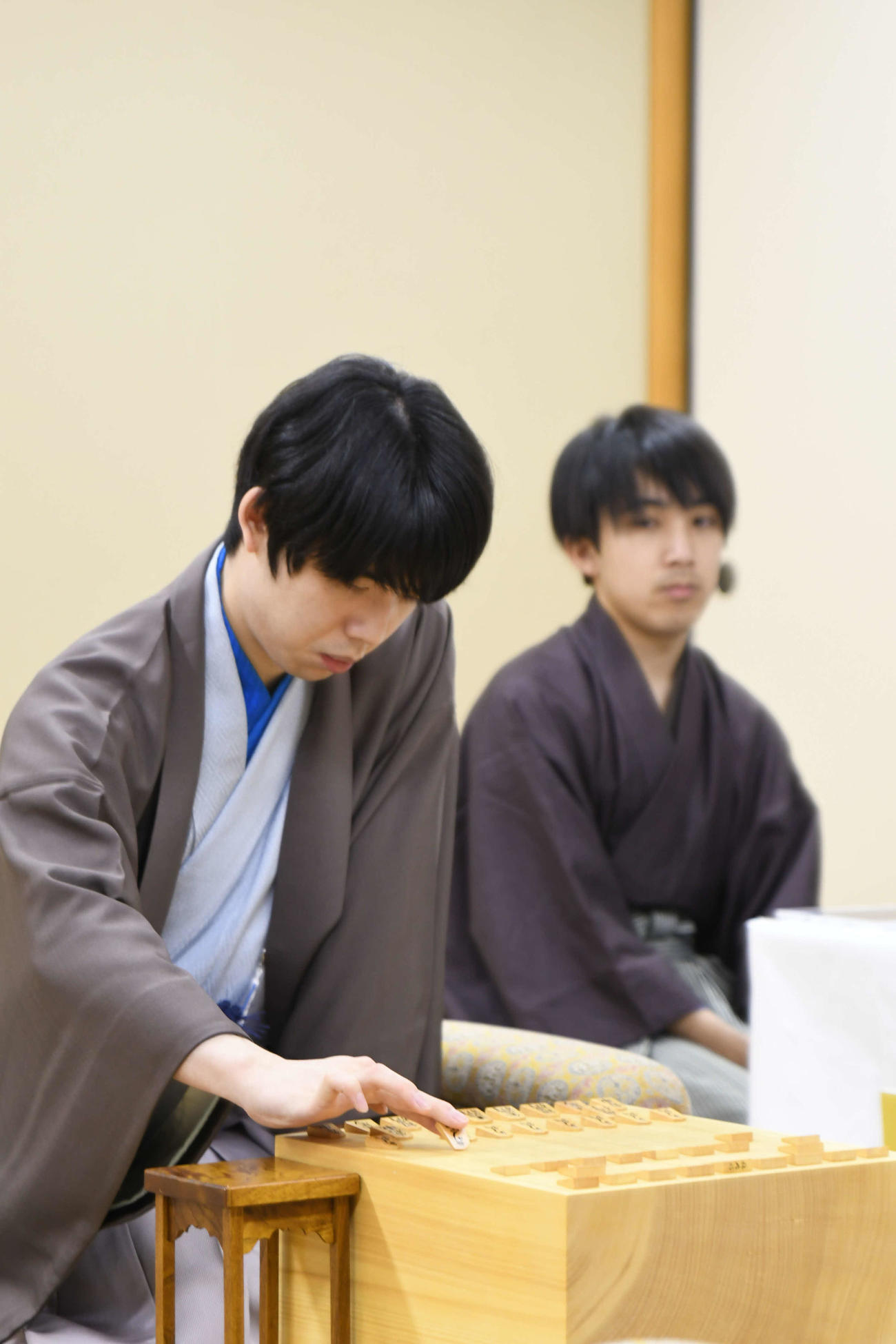 棋王戦5番勝負第2局に臨んだ藤井聡太棋王（日本将棋連盟提供）