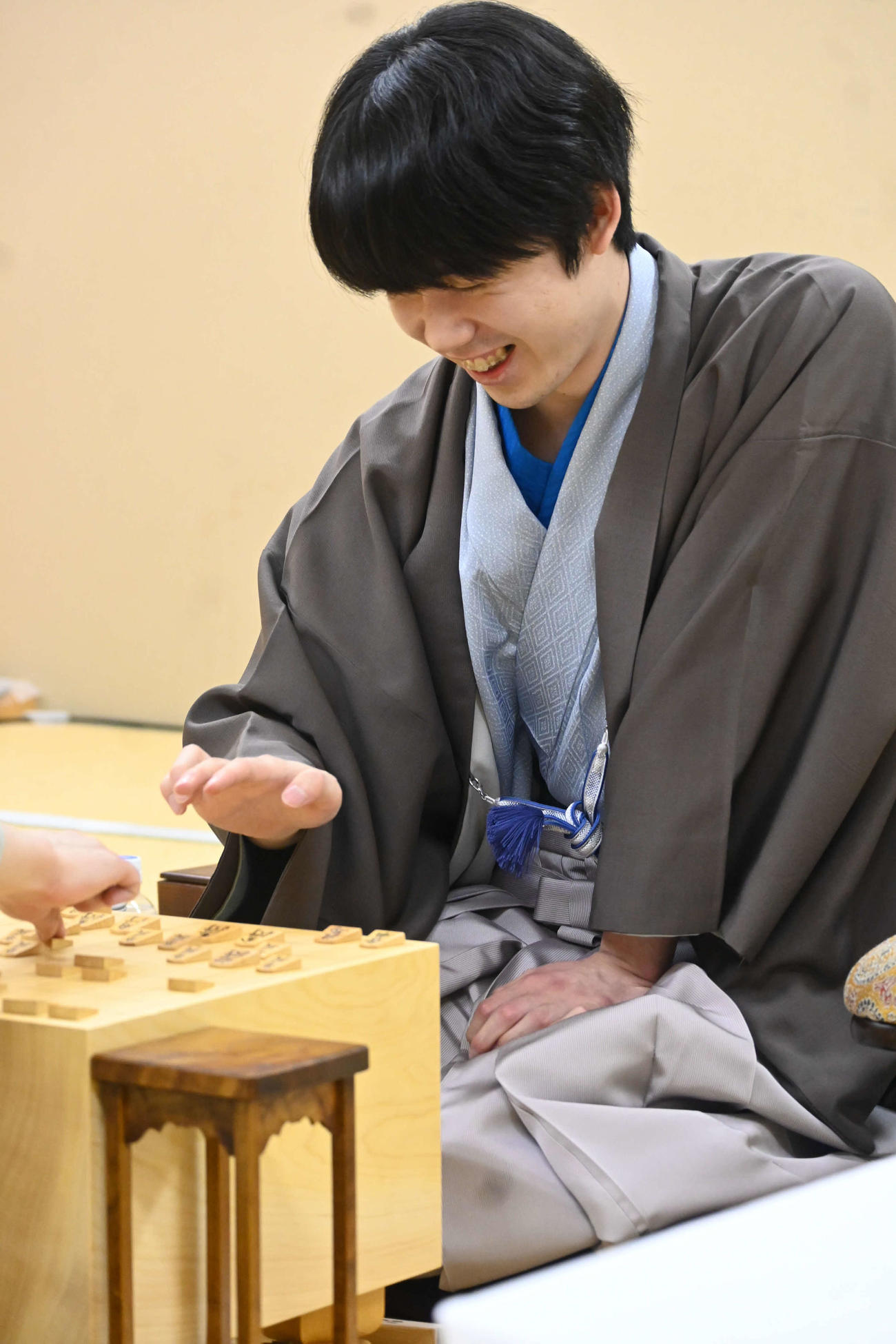 笑顔を見せながら感想戦を行う藤井聡太棋王（撮影・松浦隆司）
