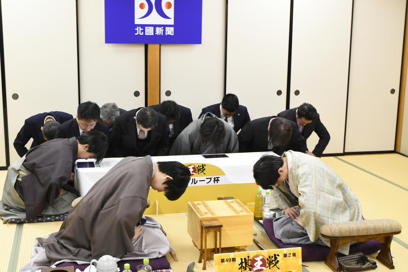 棋王戦5番勝負第2局に臨んだ藤井聡太棋王（左）、伊藤匠七段（日本将棋連盟提供）