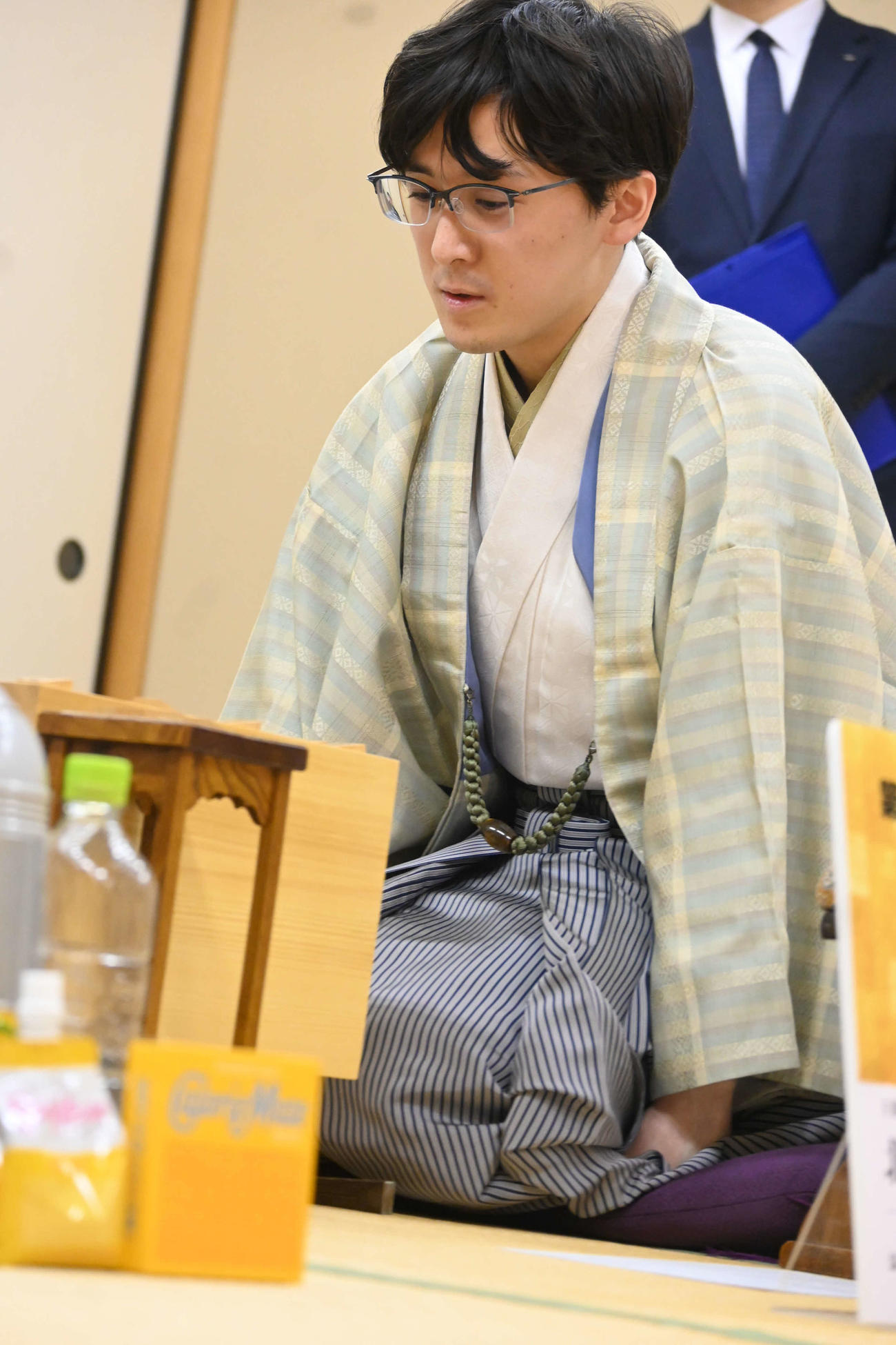 棋王戦5番勝負第2局の終局後、感想戦を行う伊藤匠七段（撮影・松浦隆司）