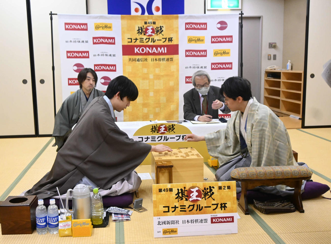 棋王戦5番勝負第2局の終局後、感想戦を行う藤井聡太棋王（左）と伊藤匠七段（撮影・松浦隆司）