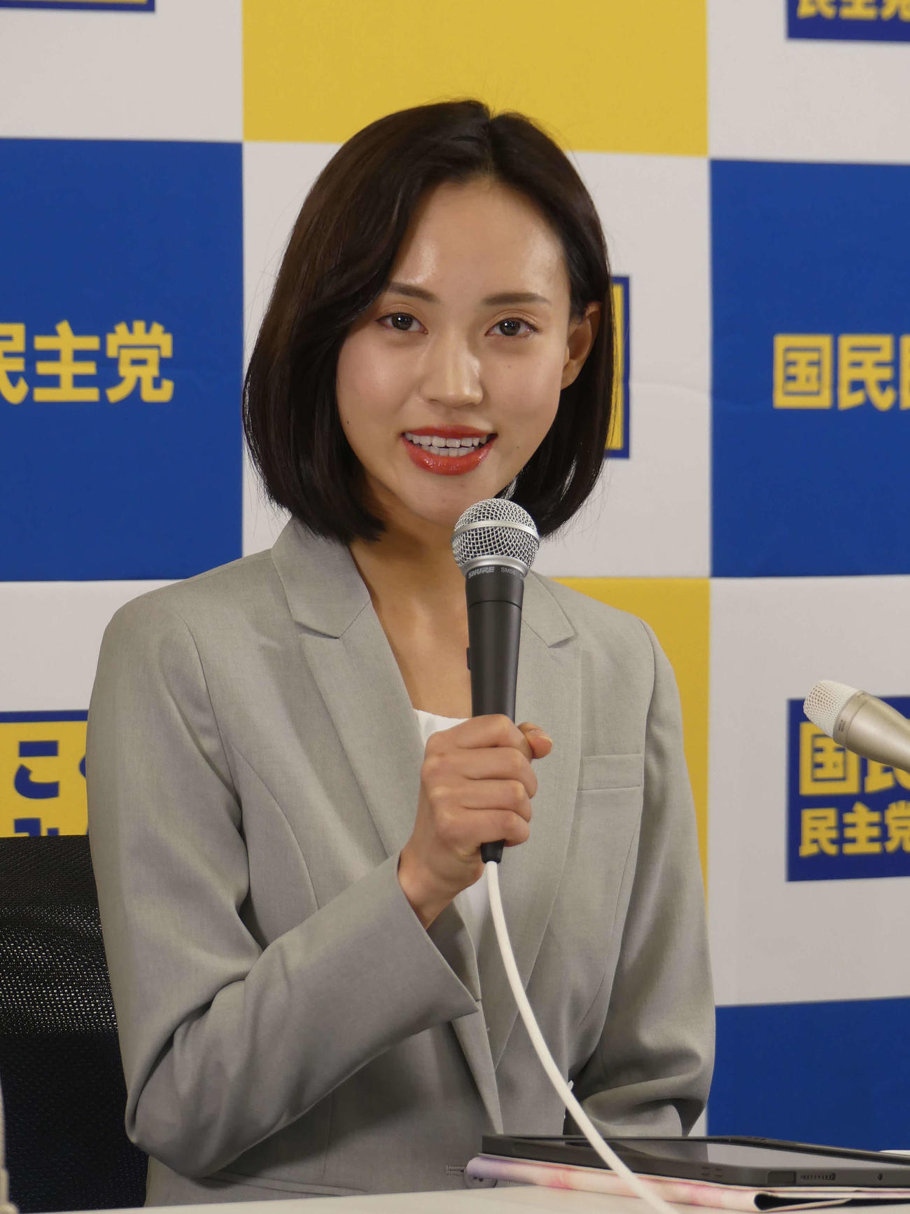 La ex locutora Mari Takahashi declara “retirarse de la política”, afirma que el Partido Doméstico Demócrata la obligó a renunciar a su candidatura y niega ocurrir recibido beneficios sociales ilegales – Nikkan Sports CINEINFO12