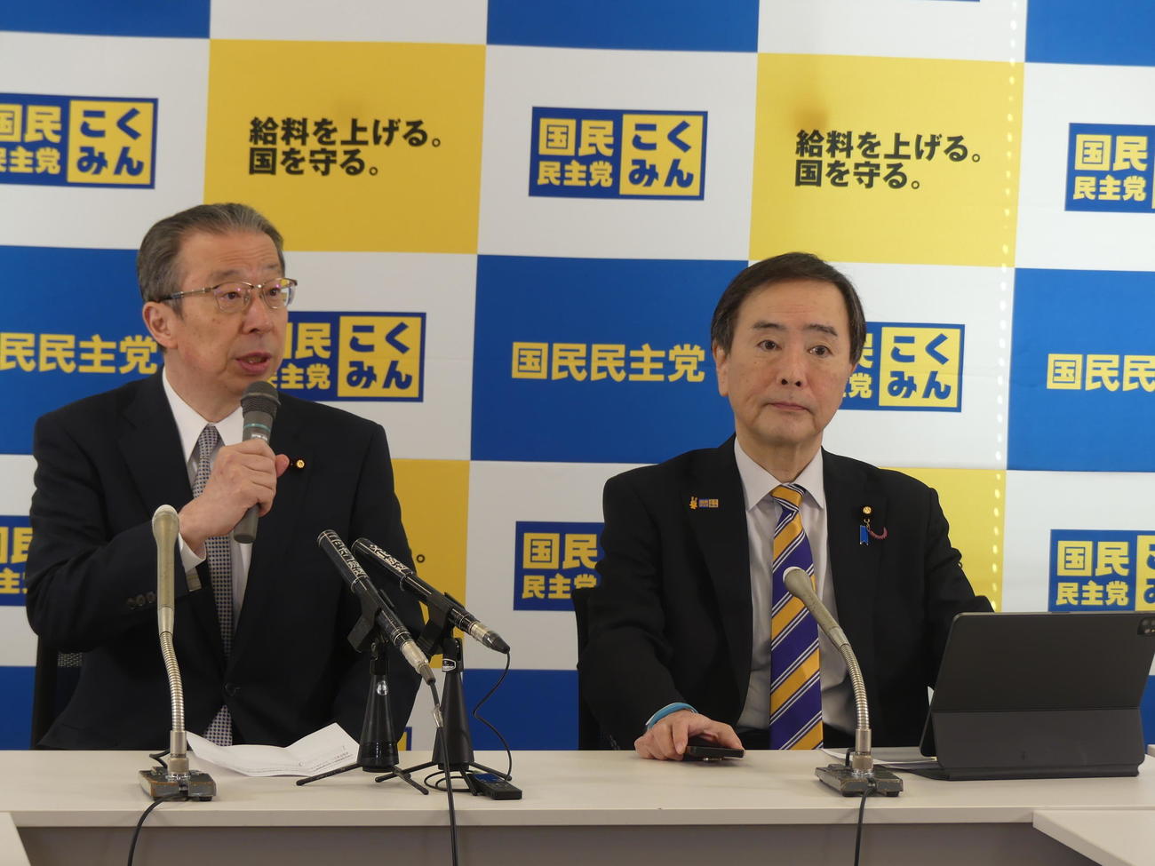 衆院東京15区補選での高橋茉莉氏の公認内定取り消しについて会見する国民民主党の浜野喜史選対委員長（左）と川合孝典・東京都連選対委員長（撮影・中山知子）