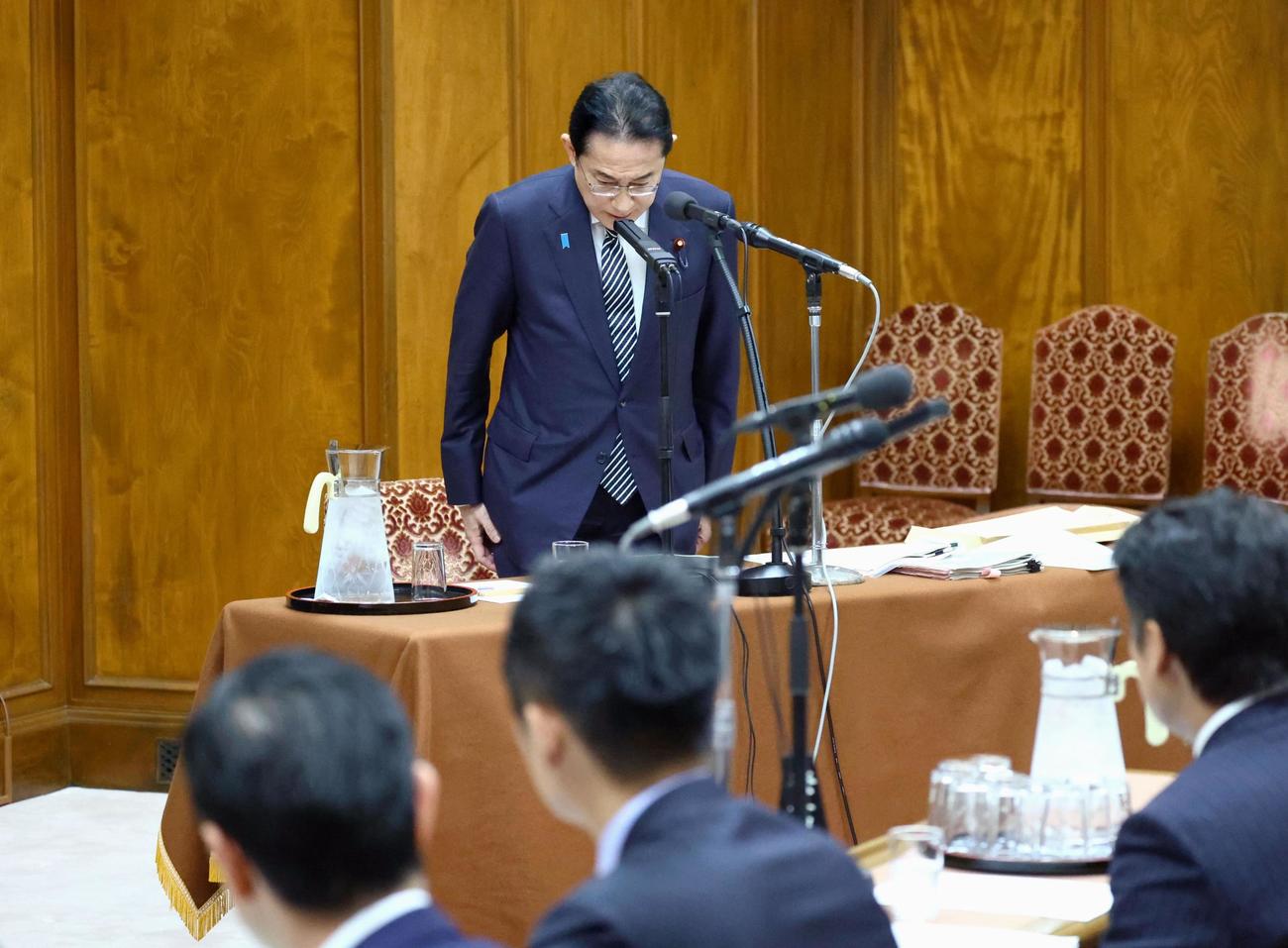 衆院政治倫理審査会の冒頭、自民党派閥の政治資金パーティー裏金事件について陳謝する岸田首相（代表撮影）（共同）