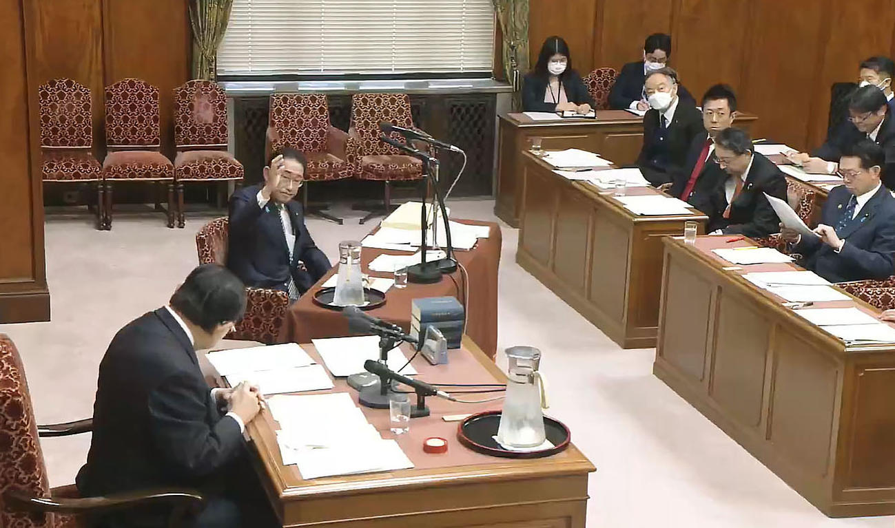 自民党派閥の政治資金パーティー裏金事件を受けた衆院政治倫理審査会で、挙手する岸田首相（左奥）（共同）