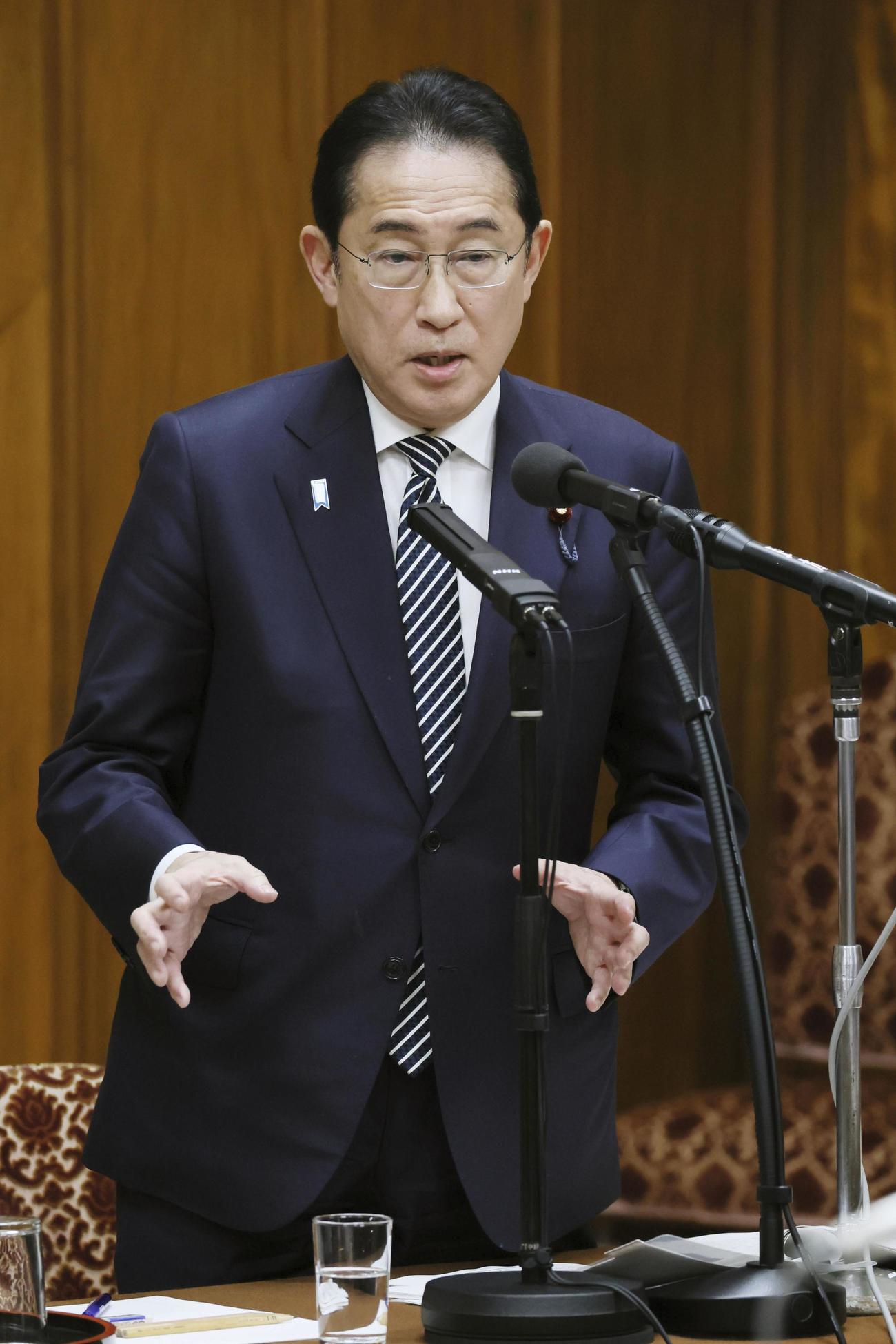 自民党派閥の政治資金パーティー裏金事件を受けた衆院政治倫理審査会で答弁する岸田首相（代表撮影）（共同）