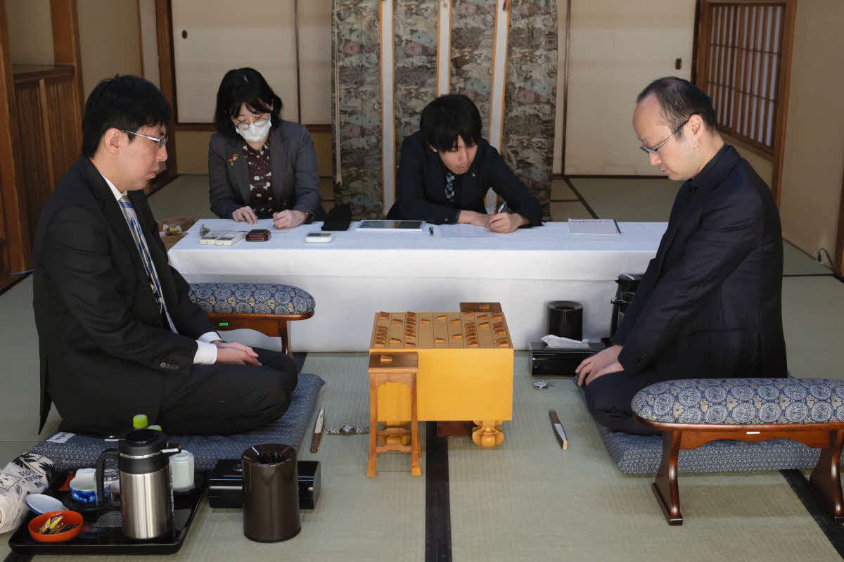 残留がかかる広瀬章人九段（左）と挑戦権にも残留争いにも無関係な渡辺明九段（右）の一線は広瀬の先手でスタート（日本将棋連盟提供）