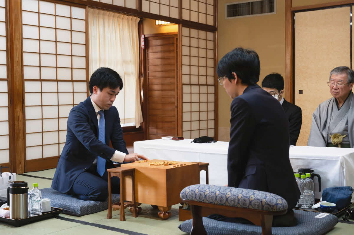 藤井聡太名人への挑戦権を争う直接対決は菅井竜也八段（左）の先手でスタート（右は後手の豊島将之九段、日本将棋連盟提供）