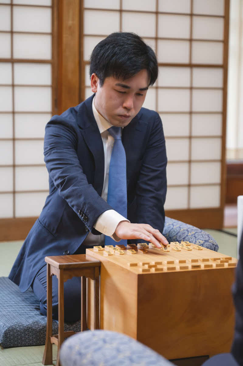 名人戦初挑戦権獲得を目指して中飛車に命運を託す菅井竜也八段（日本将棋連盟提供）