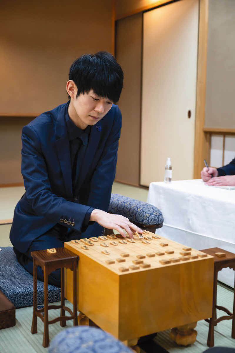 佐々木勇気八段を下して残留を決めたい斎藤慎太郎八段（日本将棋連盟提供）