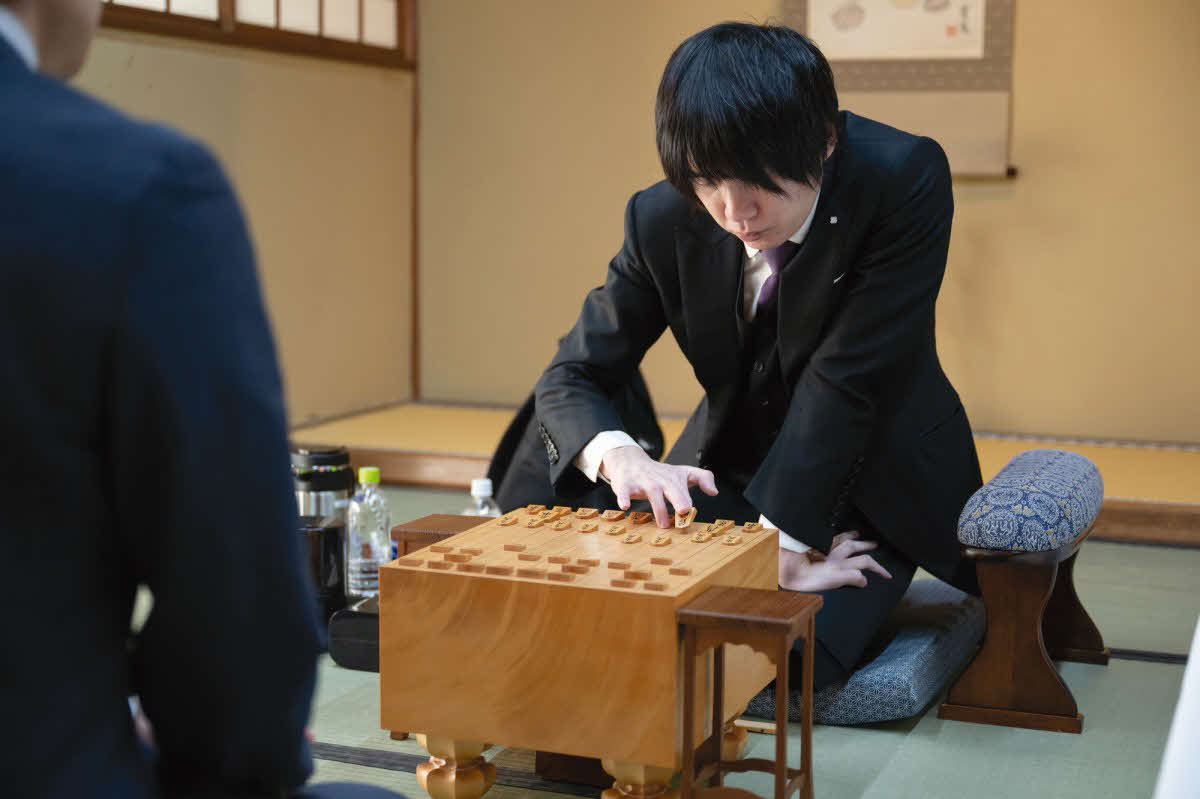 稲葉陽八段を下して勝ち越したい佐藤天彦九段（日本将棋連盟提供）