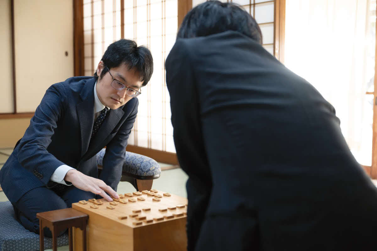 苦しい星勘定ながら佐藤天彦九段戦に残留をかける稲葉陽八段（日本将棋連盟提供）