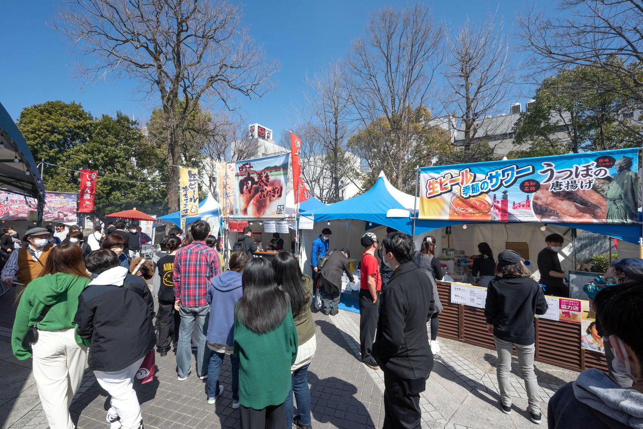 高知市全体が大きな宴会場となる春の風物詩「土佐のおきゃく」