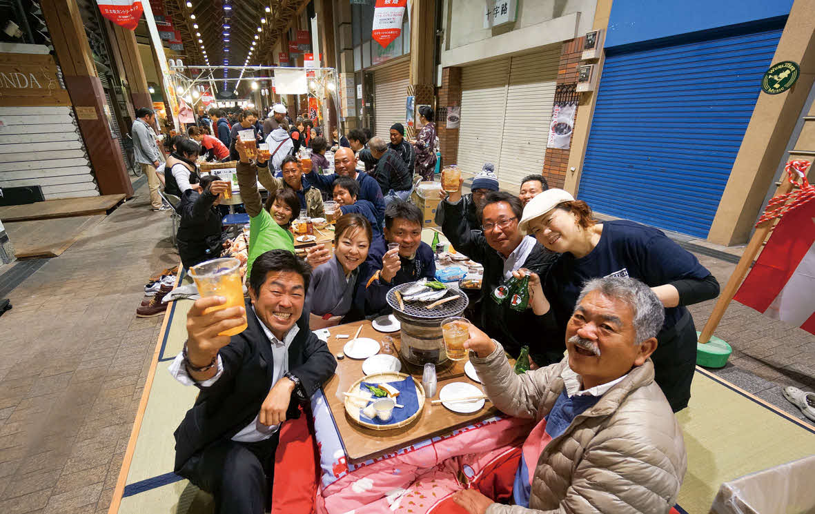 「土佐のおきゃく」ではアーケード街に並んだこたつで一斉に宴会が行われる「大おきゃく」も9、10日に開催