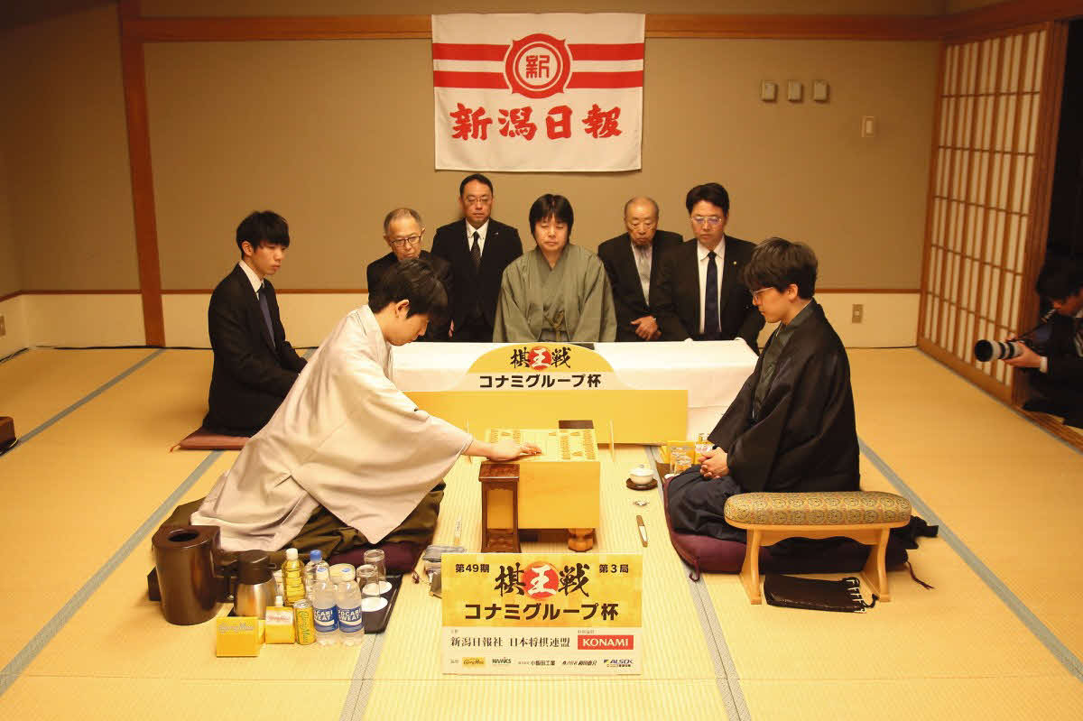 棋王戦第3局は藤井聡太棋王（左）の先手番で対局開始（右は伊藤匠七段、日本将棋連盟提供）
