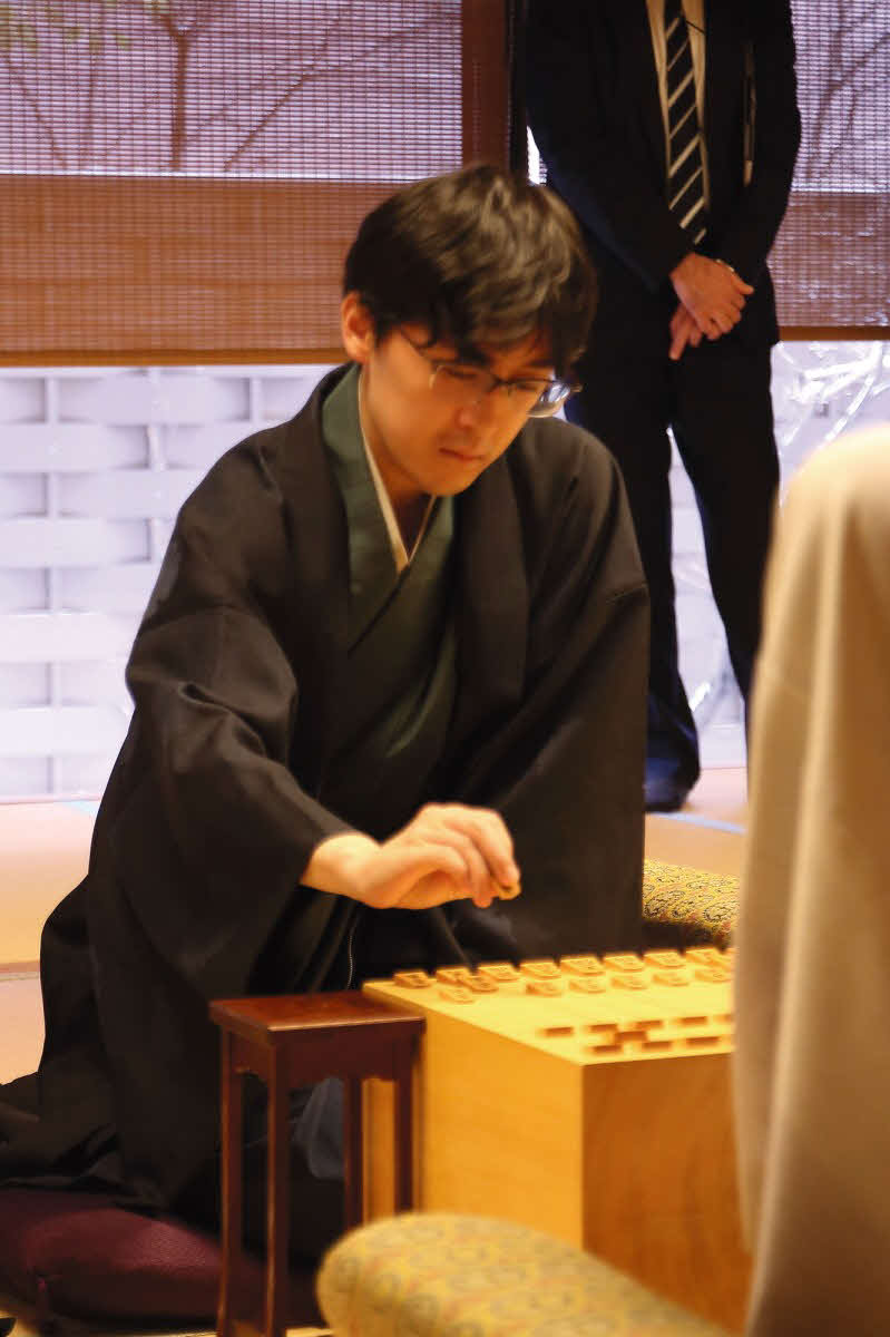 後手番の伊藤匠七段も先手藤井聡太棋王に続いて飛車先の歩を突いて対局は棋王戦第3局はスタート（日本将棋連盟提供）
