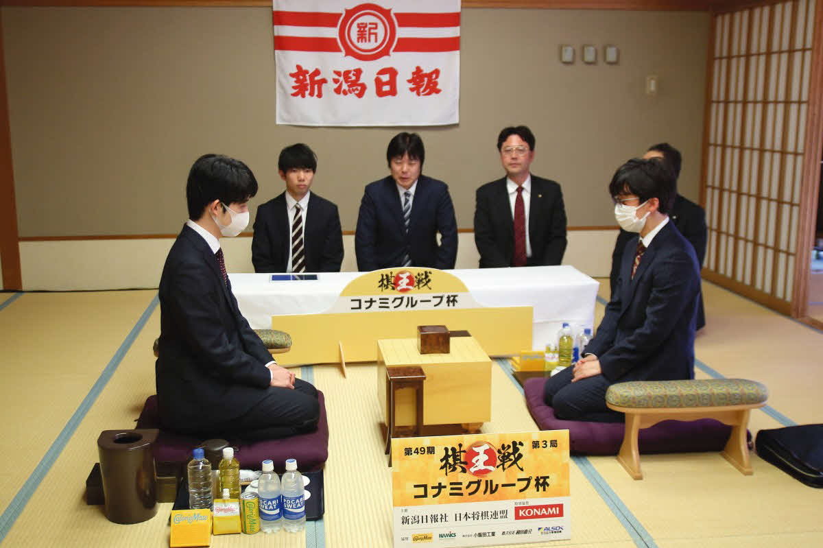 棋王戦第3局の前日に対局場の検分を行う藤井聡太棋王（日本将棋連盟提供）