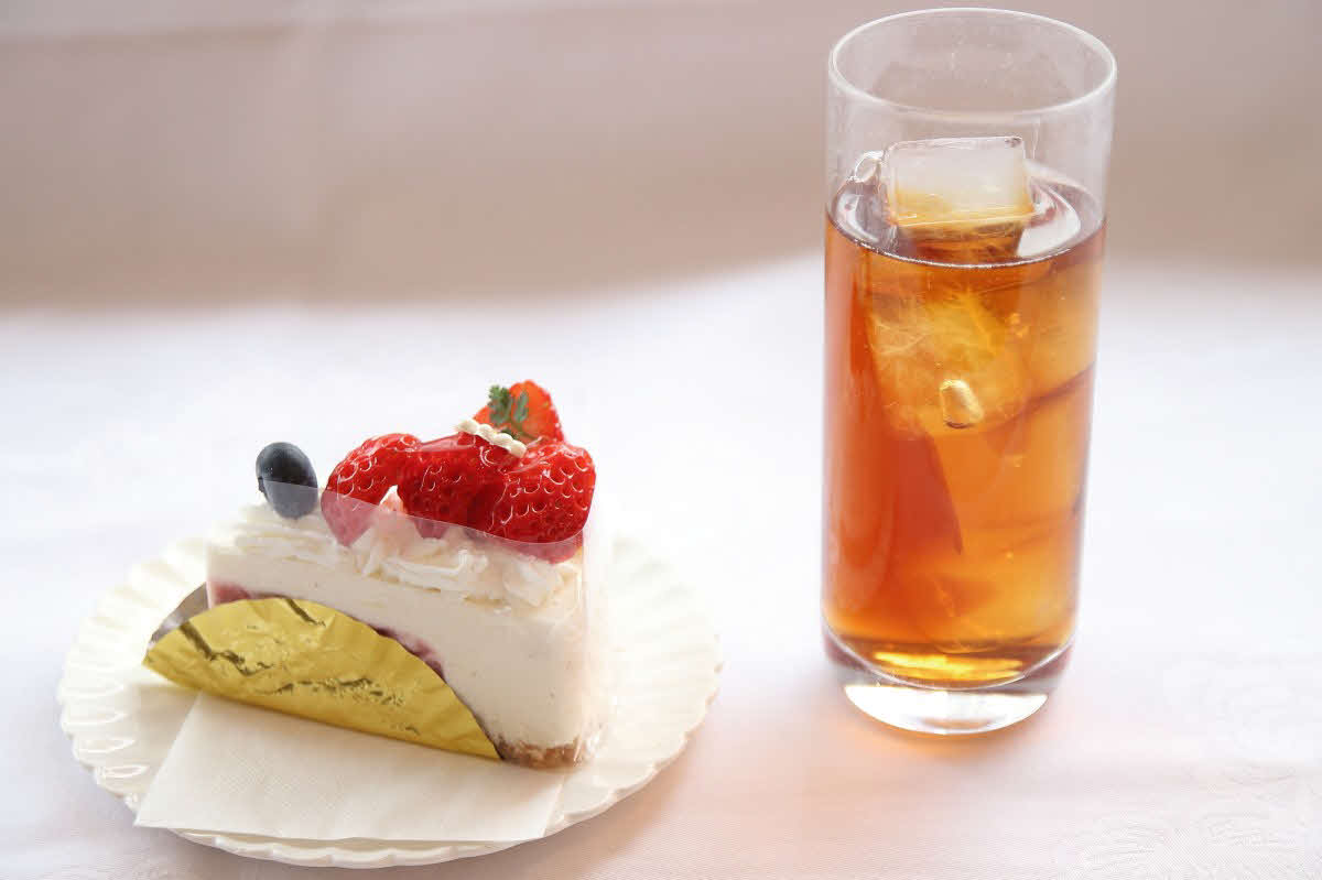 伊藤匠七段の午前のおやつは「イチゴのレアチーズケーキ」「アイスティー」（日本将棋連盟提供）